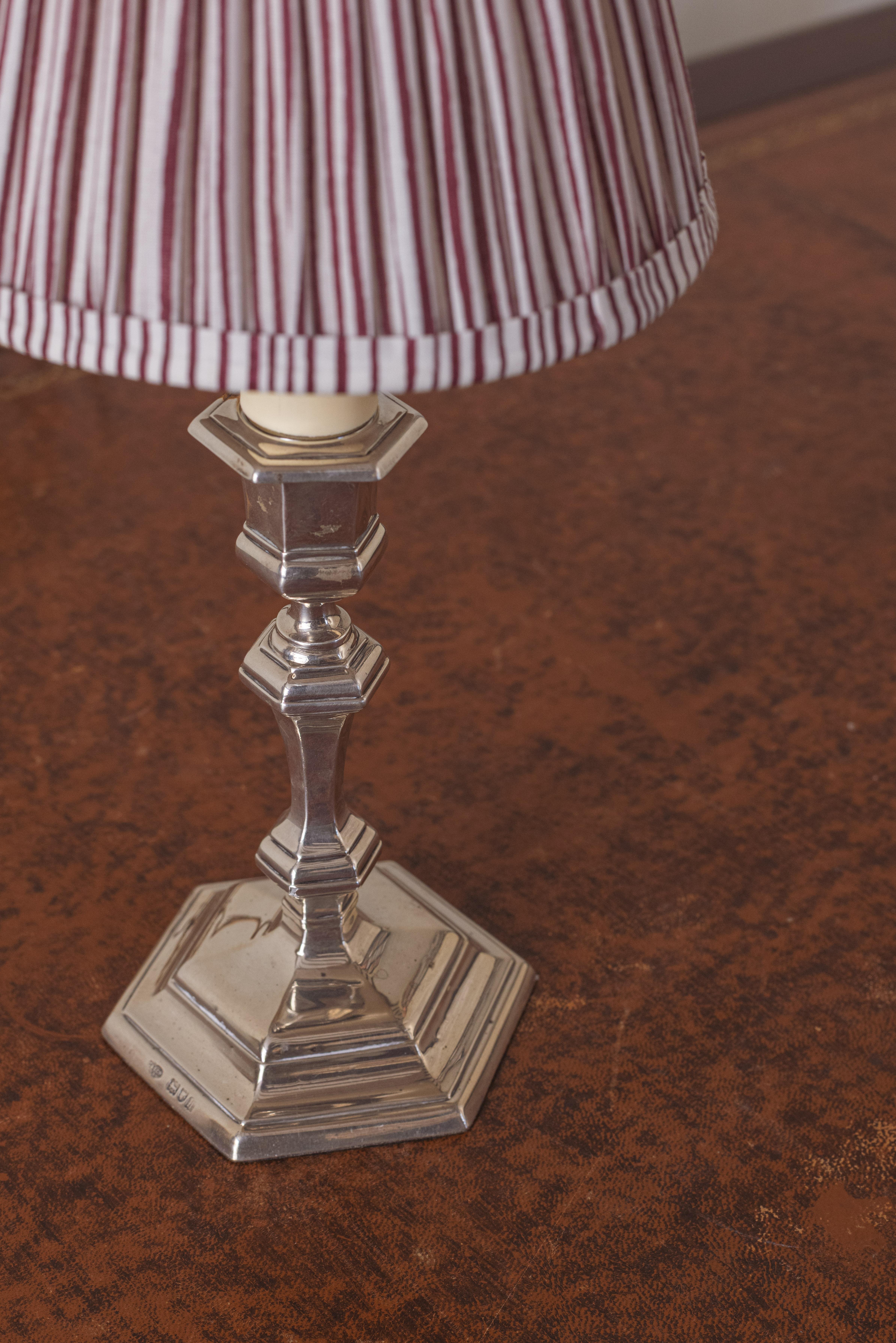 Un par de lámparas candelabro de plata principios del siglo XX en venta