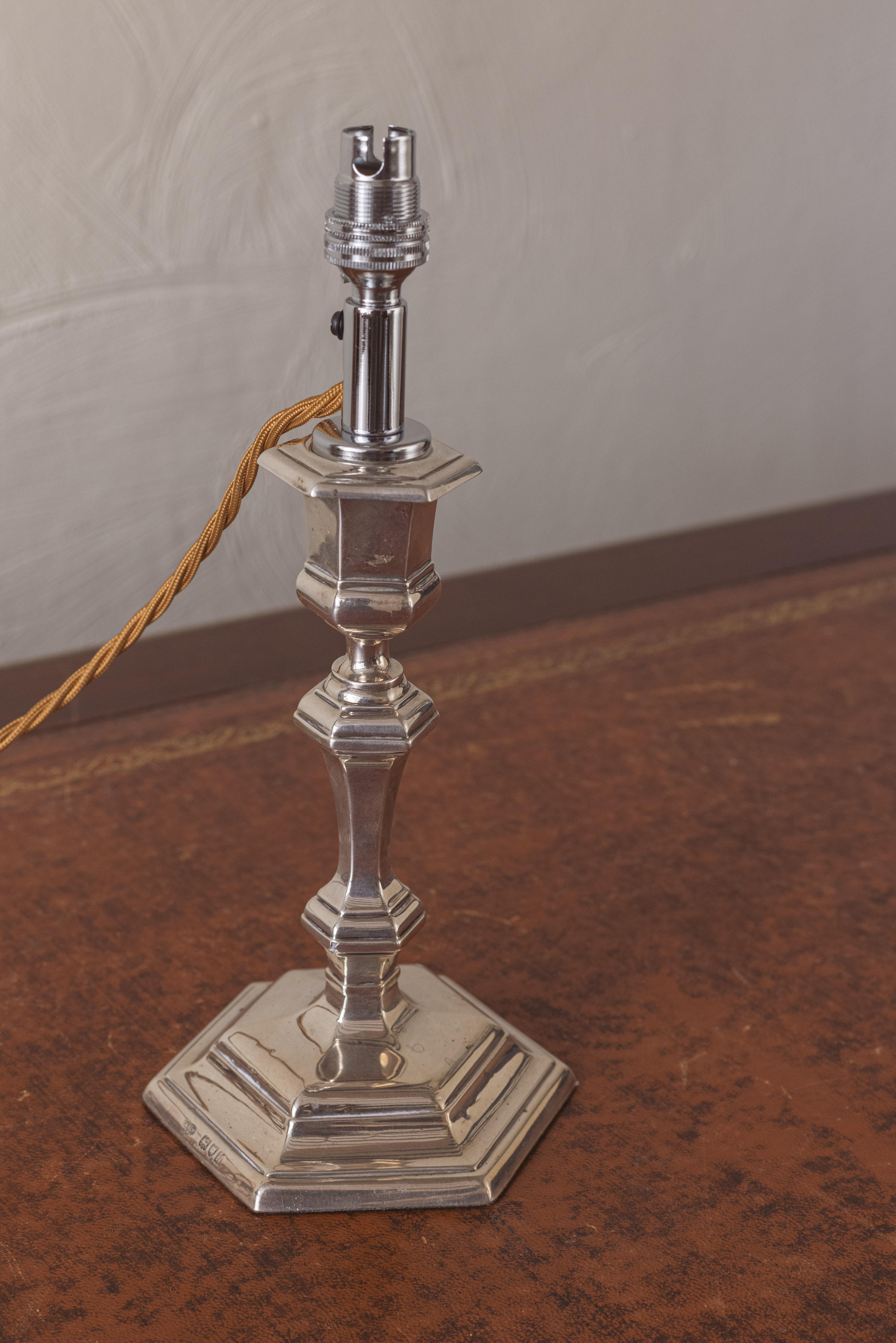 Un par de lámparas candelabro de plata Silver en venta