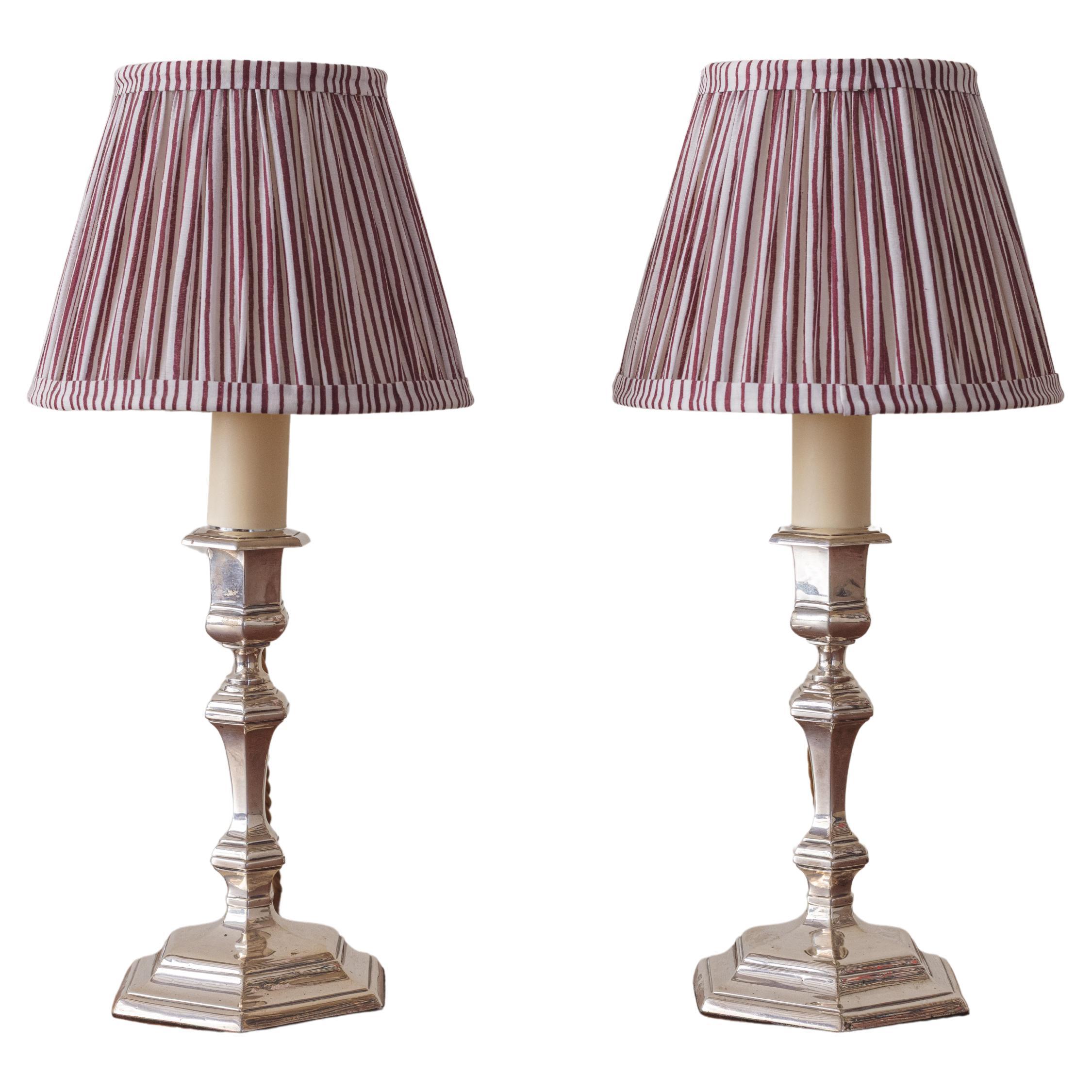 Un par de lámparas candelabro de plata en venta