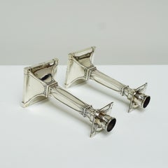 Una coppia di candelieri in argento di William Hutton & Sons