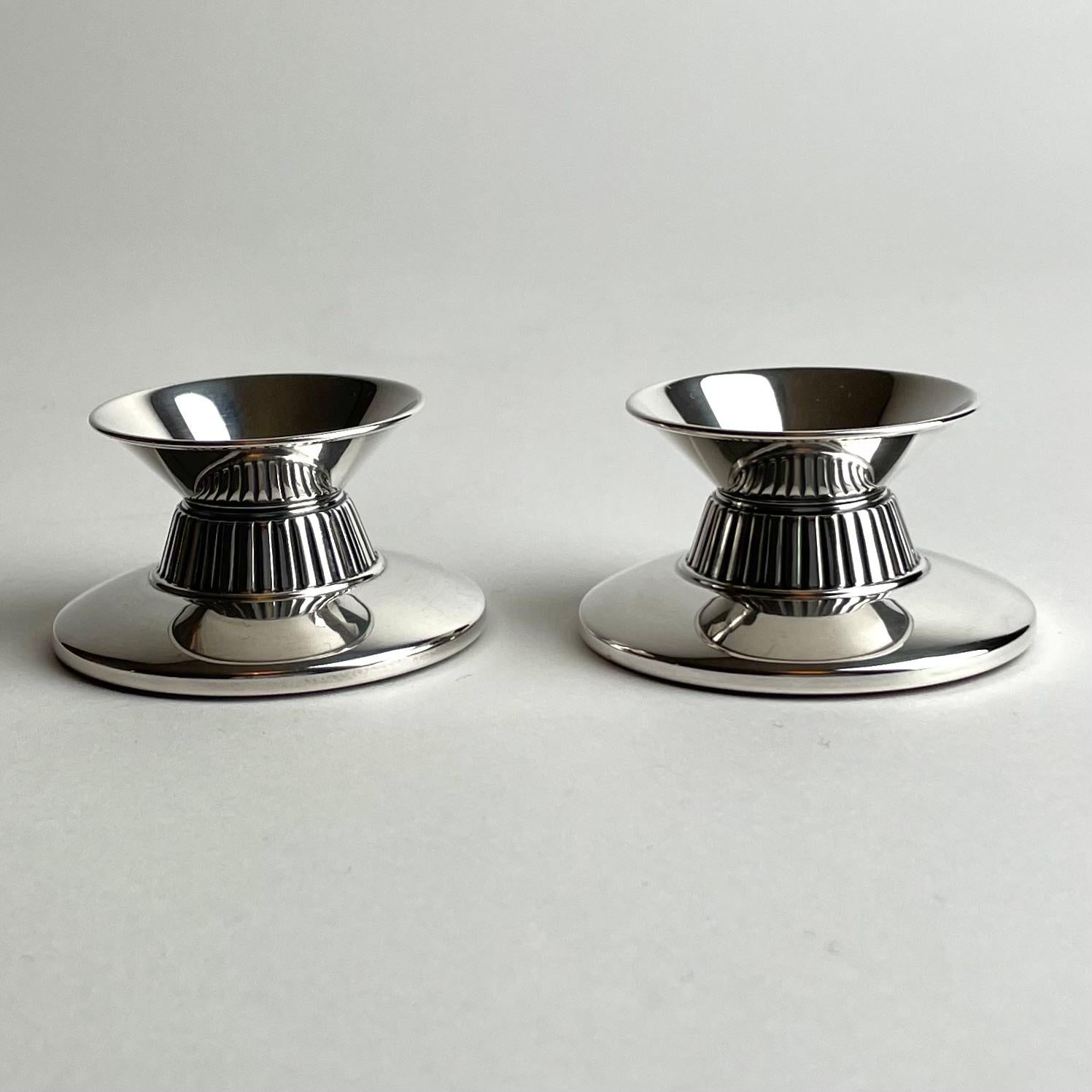 Coppia di candelieri in argento di Wilkens & Söhne, Brema, Germania, degli anni '50. Design d'epoca e buona qualità.

Usura coerente con l'età e l'uso 