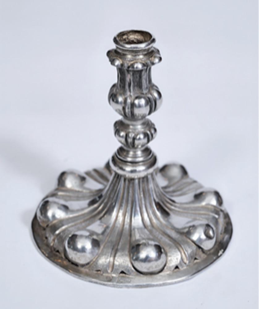 Italiano Coppia di candelieri italiani in argento, Roma, CIRCA 1720 in vendita