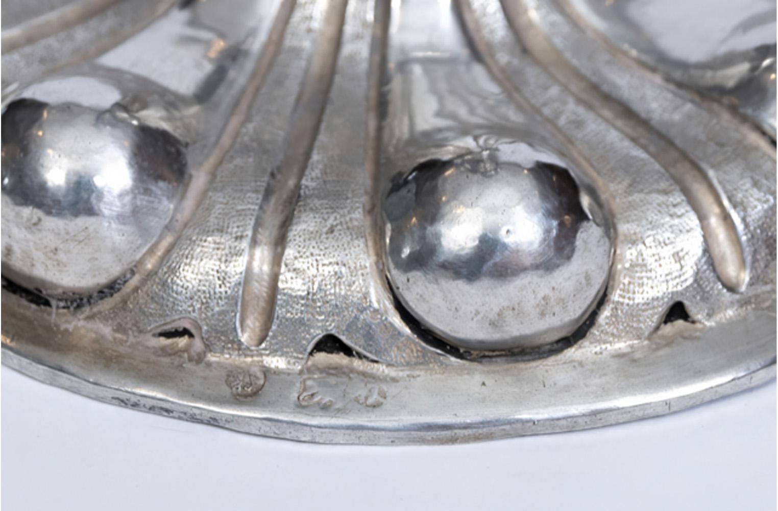 Coppia di candelieri italiani in argento, Roma, CIRCA 1720 In condizioni buone in vendita a New York, NY