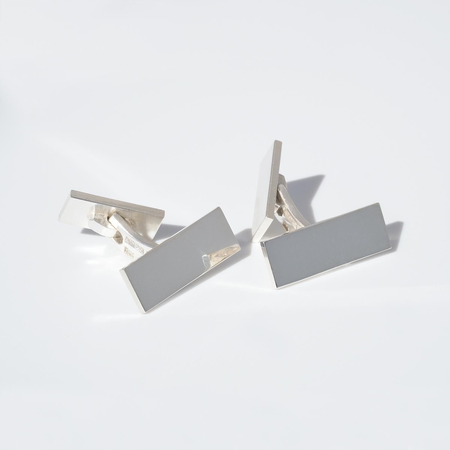 These sterling silver cufflinks have a rectangular shape and a polished surface. The shape of the cufflinks are classic and their appearance can be described as simple but yet sophisticated.

A set of cufflinks like this are suitable for both the