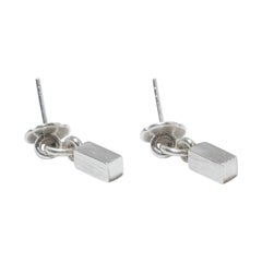 Une paire de boucles d'oreilles en argent de Wiwen Nilsson, fabriquées en 1954.