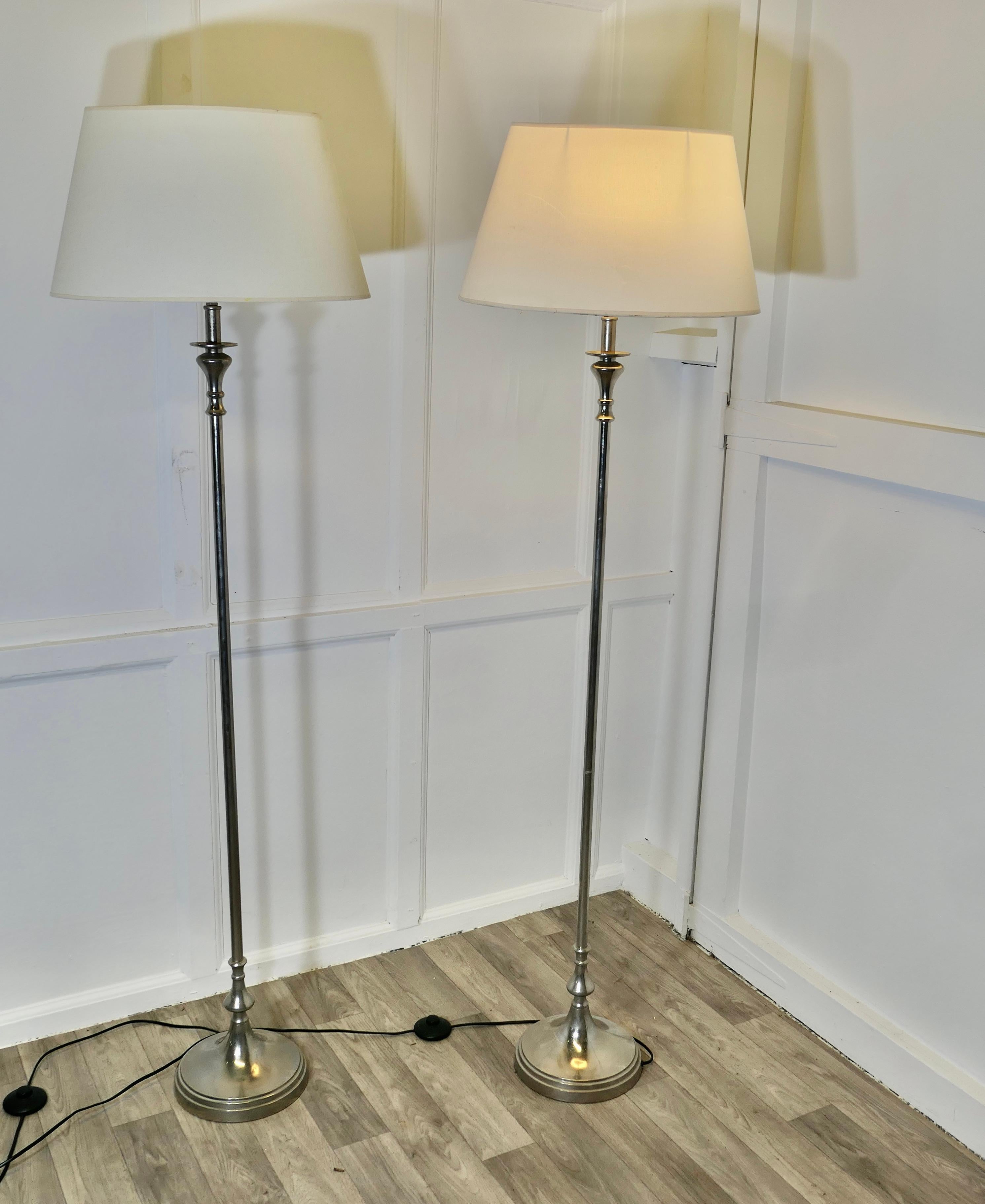 Paire de lampadaires en argent avec abat-jour

Il s'agit d'une très belle paire de lampadaires du milieu du siècle dernier, chacun ayant une colonne unique plaquée argent sur une base ronde à gradins, ils ont des abat-jours légèrement ovales en lin.