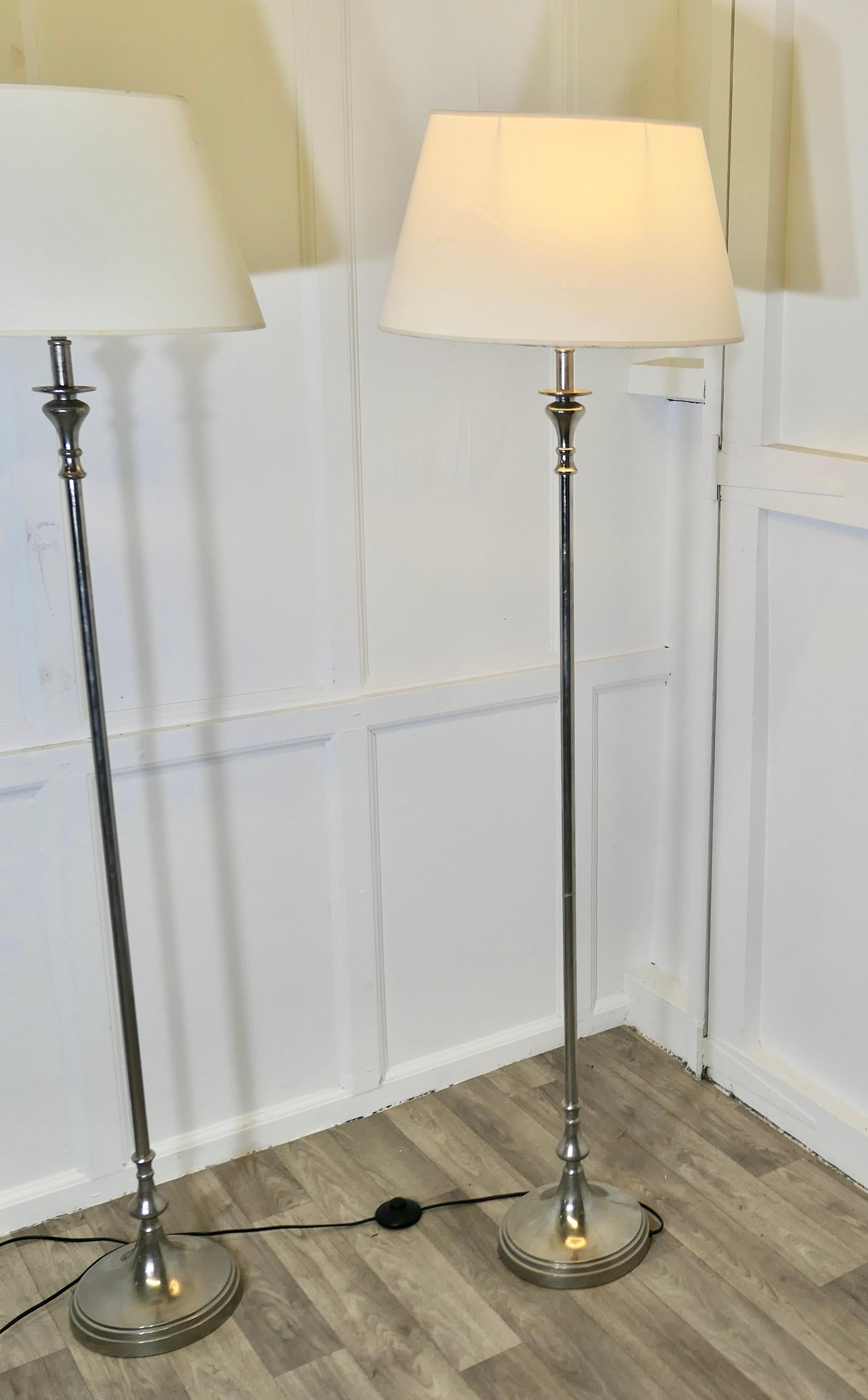 Mid-Century Modern Paire de lampadaires en argent avec abat-jour  Une paire très attrayante en vente