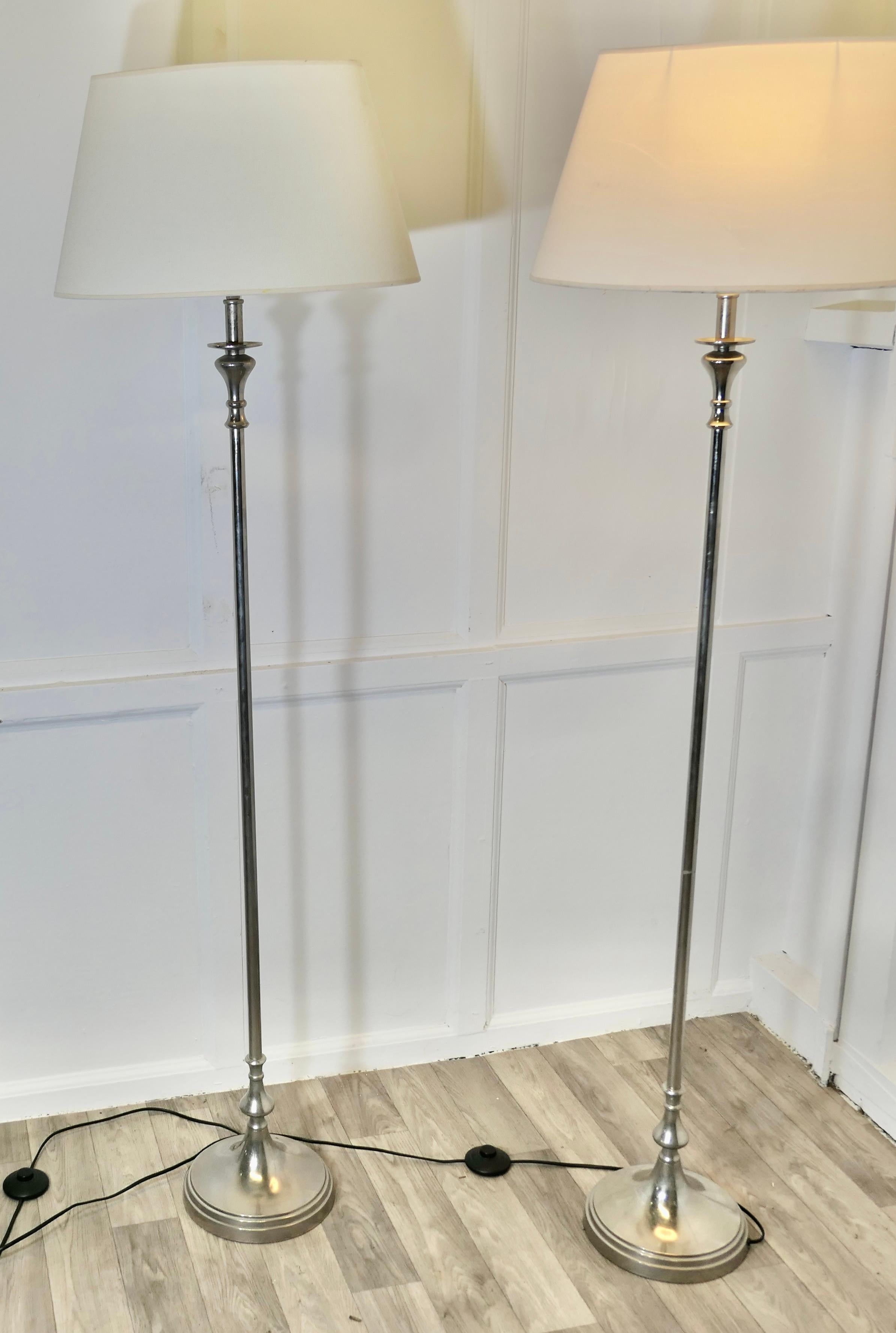 Paire de lampadaires en argent avec abat-jour  Une paire très attrayante Bon état - En vente à Godshill, Isle of Wight
