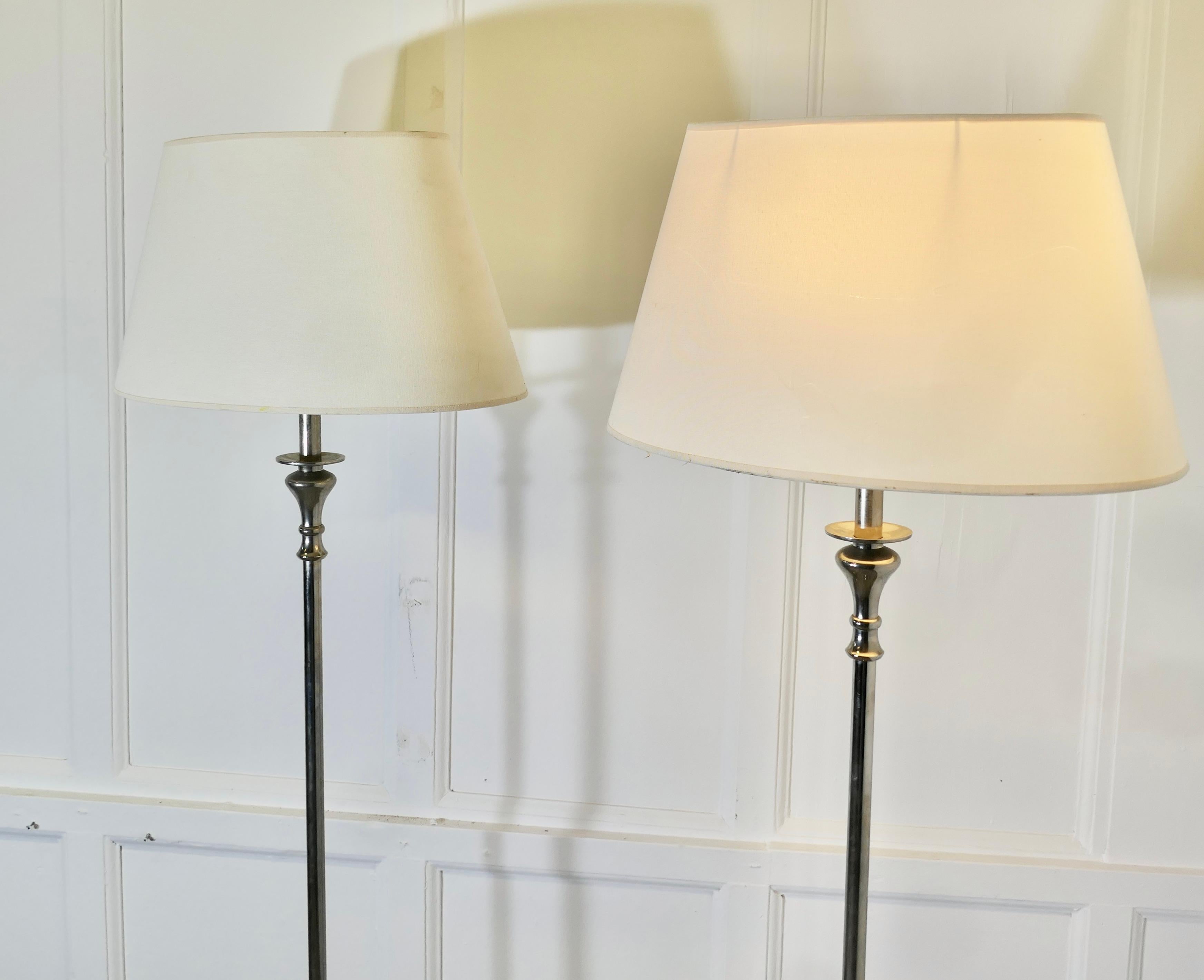 Fin du 20e siècle Paire de lampadaires en argent avec abat-jour  Une paire très attrayante en vente