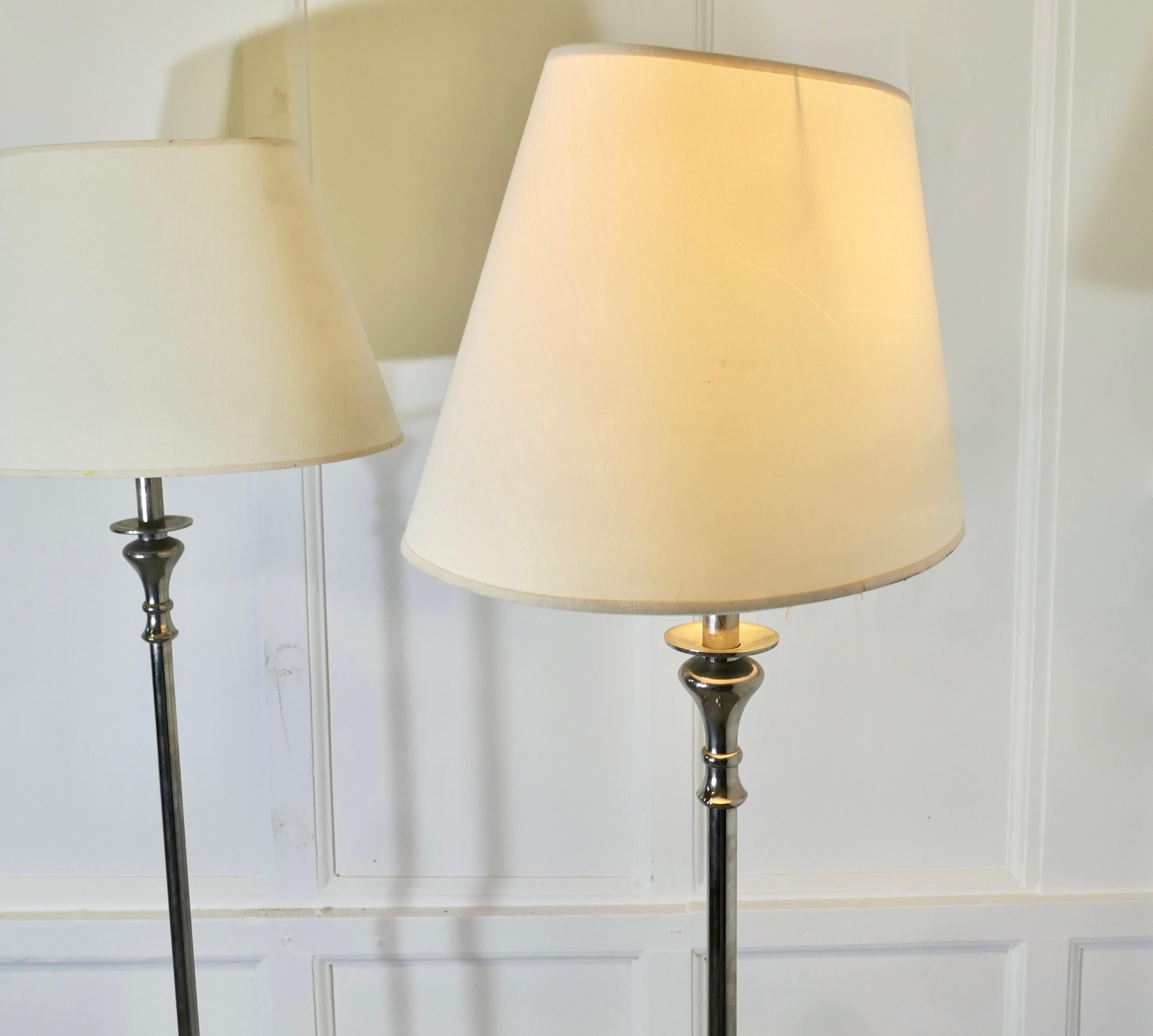 Plaqué argent Paire de lampadaires en argent avec abat-jour  Une paire très attrayante en vente