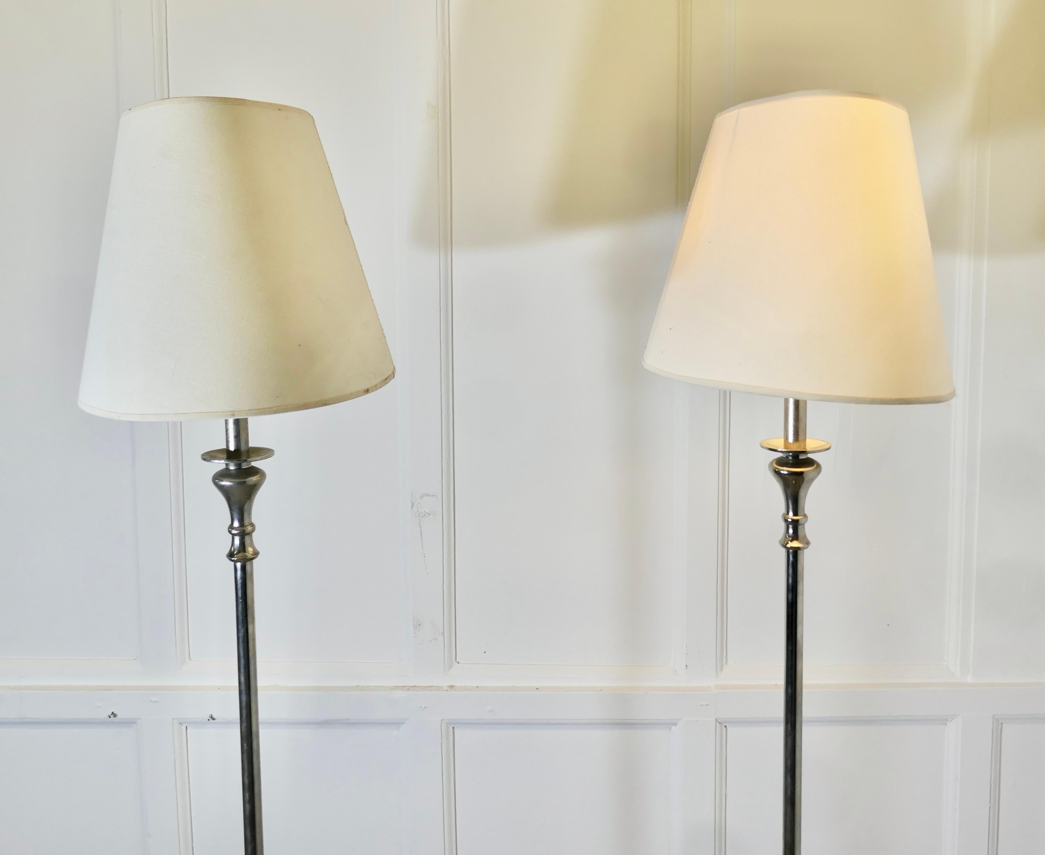 Paire de lampadaires en argent avec abat-jour  Une paire très attrayante en vente 1