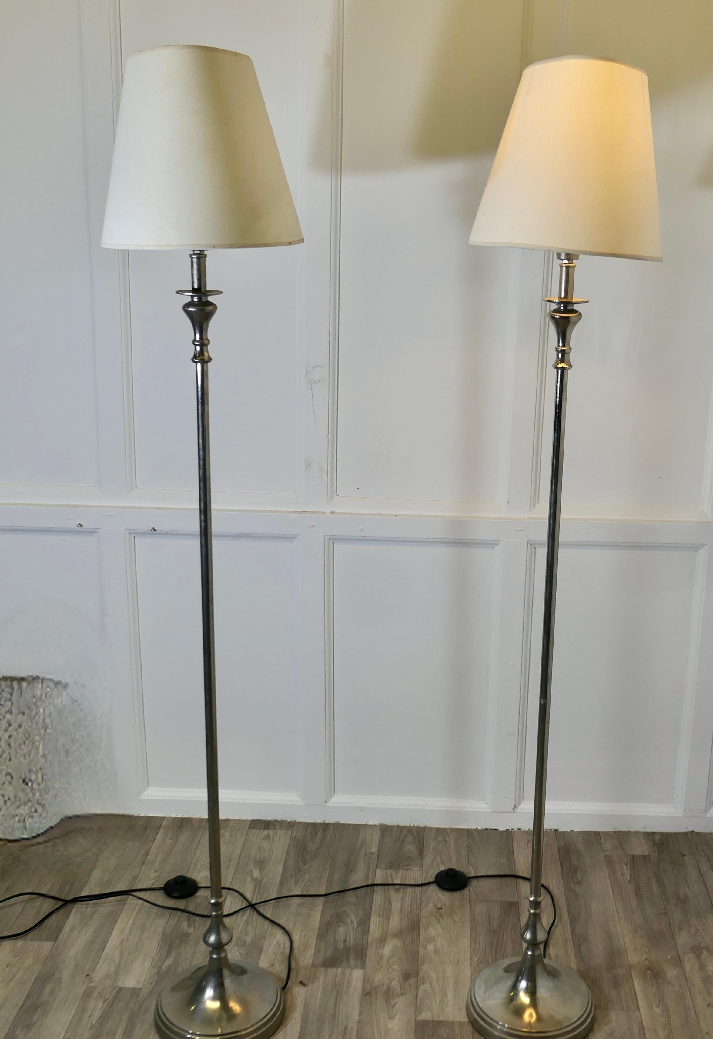 Paire de lampadaires en argent avec abat-jour  Une paire très attrayante en vente 2