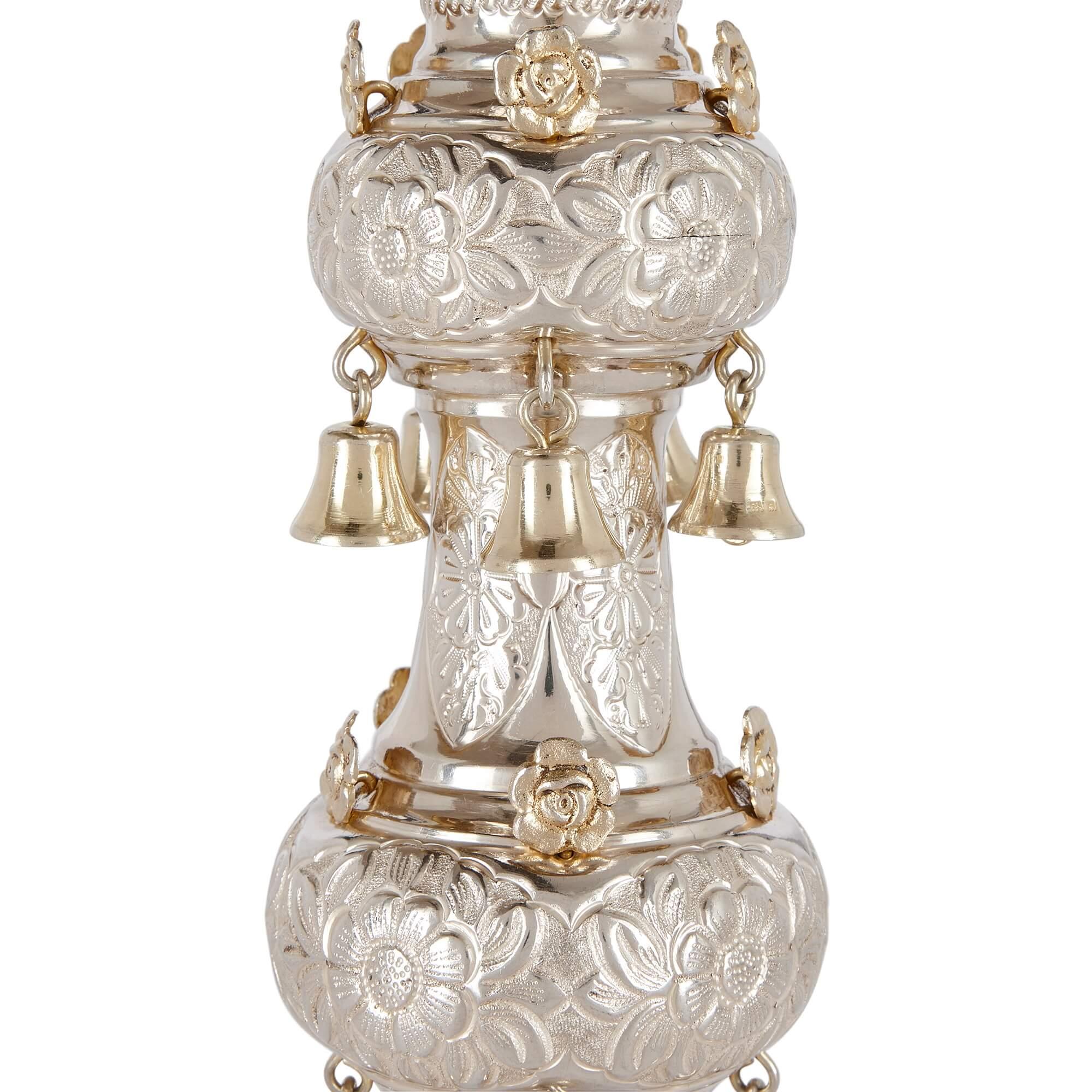 Ein Paar silberne vergoldete Tora-Finials oder Rimonim von Moses Salkind
London, 1925
Höhe 41cm, Durchmesser 9cm

Moses Salkind & Co. mit Sitz in der Mulberry Street in London waren führende Hersteller von antiken Judaica und jüdischem Tafelsilber,