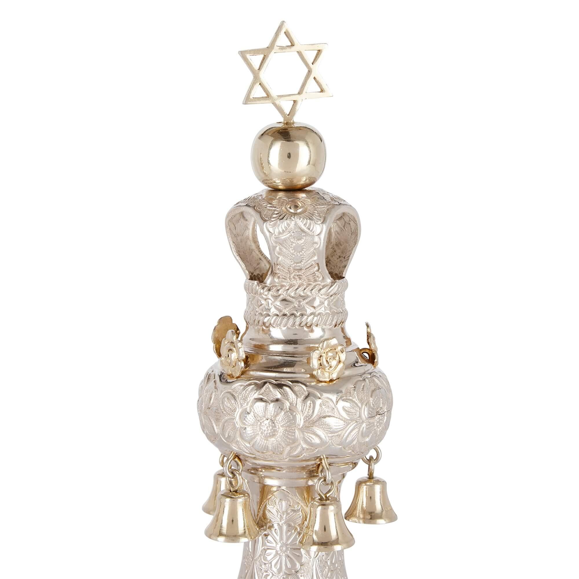 Ein Paar silbervergoldete Torah-Finials oder Rimonim-Finials von Moses Salkind, London, 1925 (Moderne) im Angebot