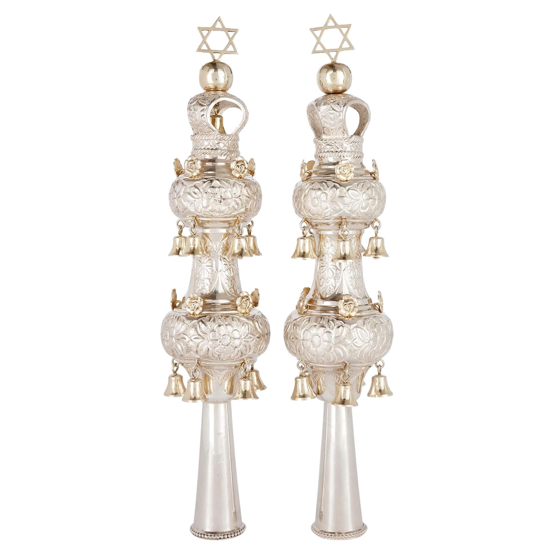 Ein Paar silbervergoldete Torah-Finials oder Rimonim-Finials von Moses Salkind, London, 1925 im Angebot