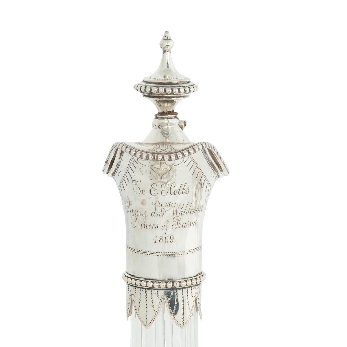 A pair of silver-mounted crystal Royal presentation claret jugs In Good Condition For Sale In Lymington, Hampshire