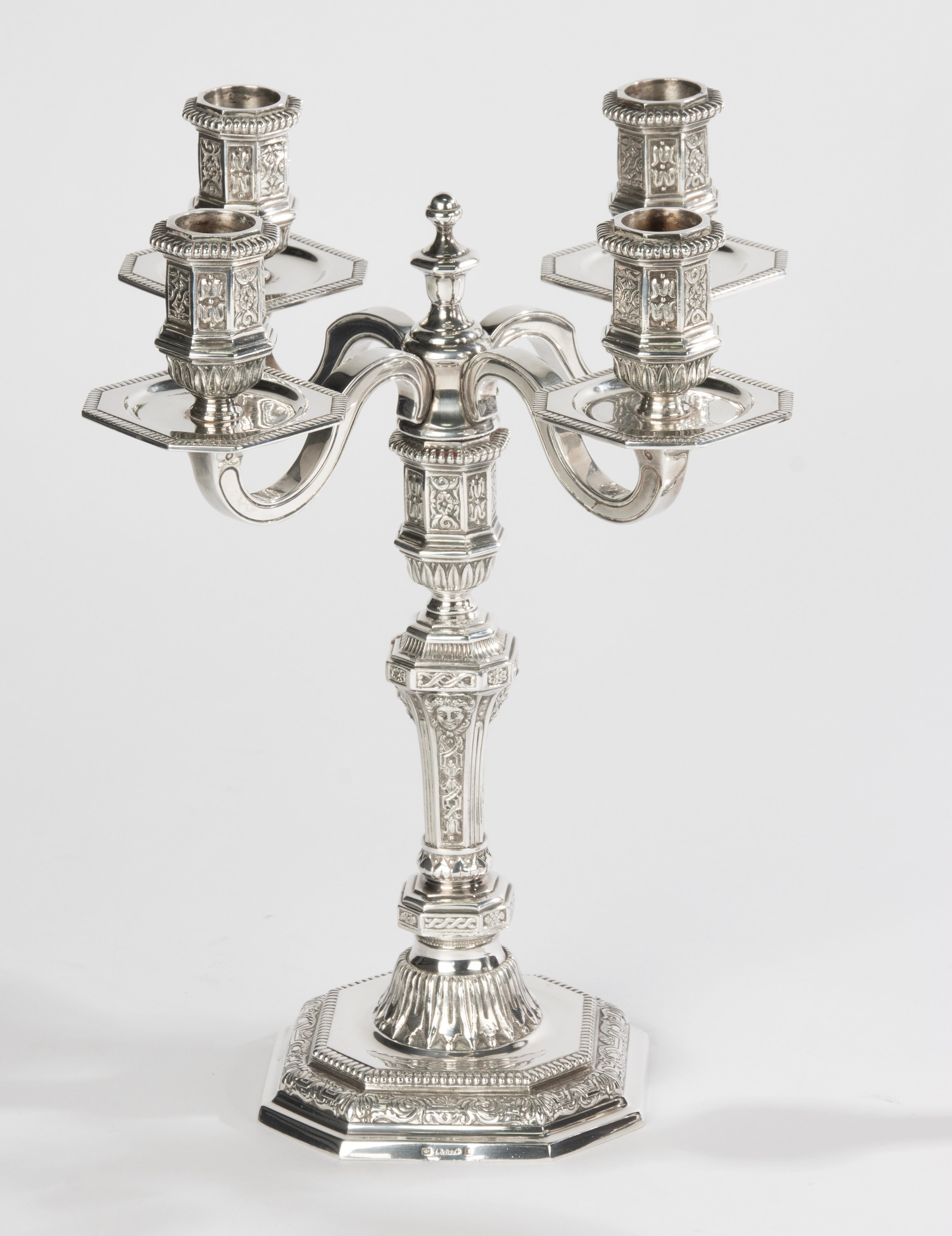 Un fantastico set di 2 candelabri placcati in argento, realizzati dal marchio francese Christofle. 
I candelabri sono stati disegnati da Louis Dupérier in stile rinascimentale. 
Molto raffinato, con molte decorazioni dettagliate. 
Ogni candela ha