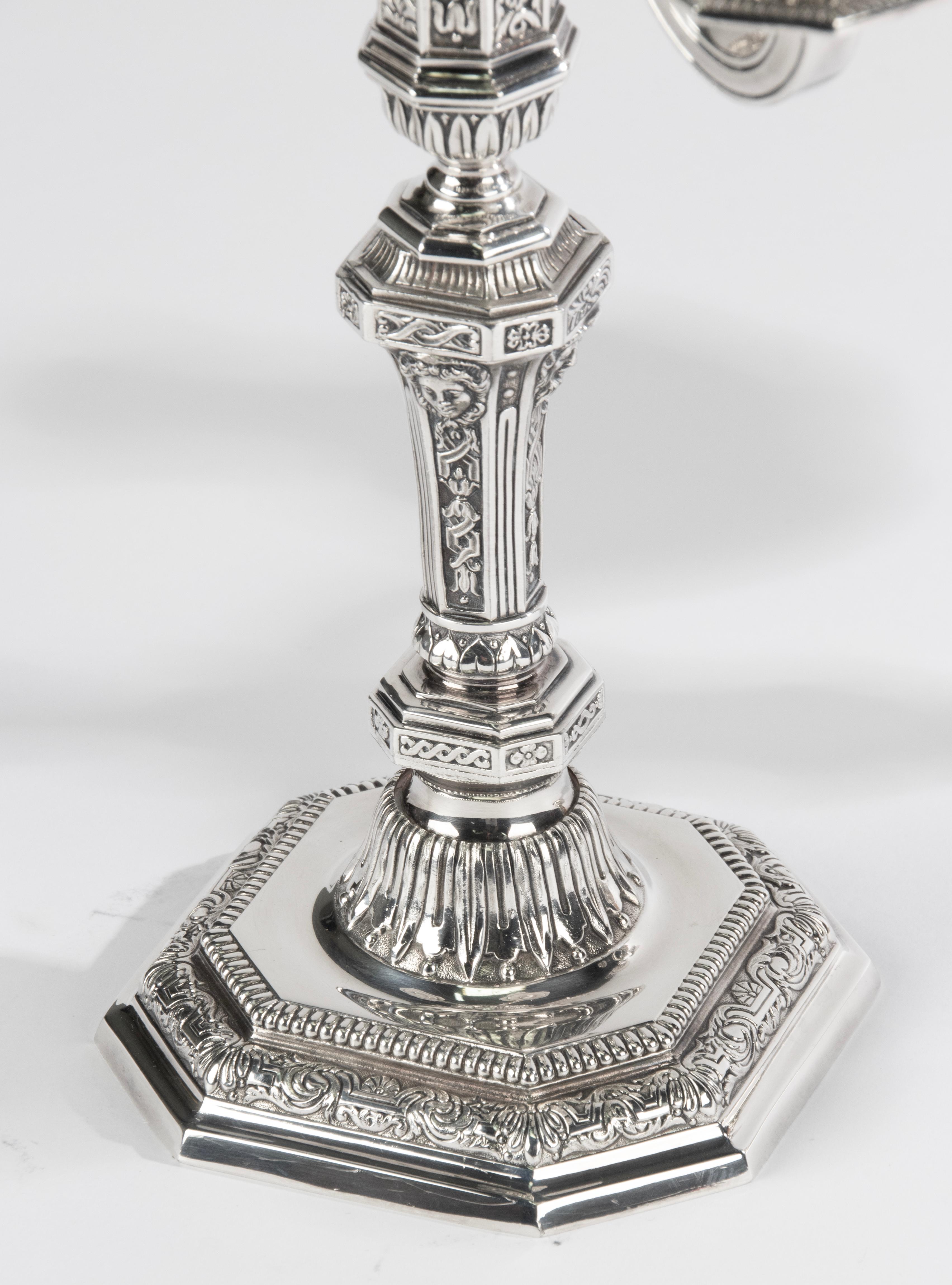 Plaqué Paire de candélabres en métal argenté - Christofle - Renaissance - Louis Dupérier en vente