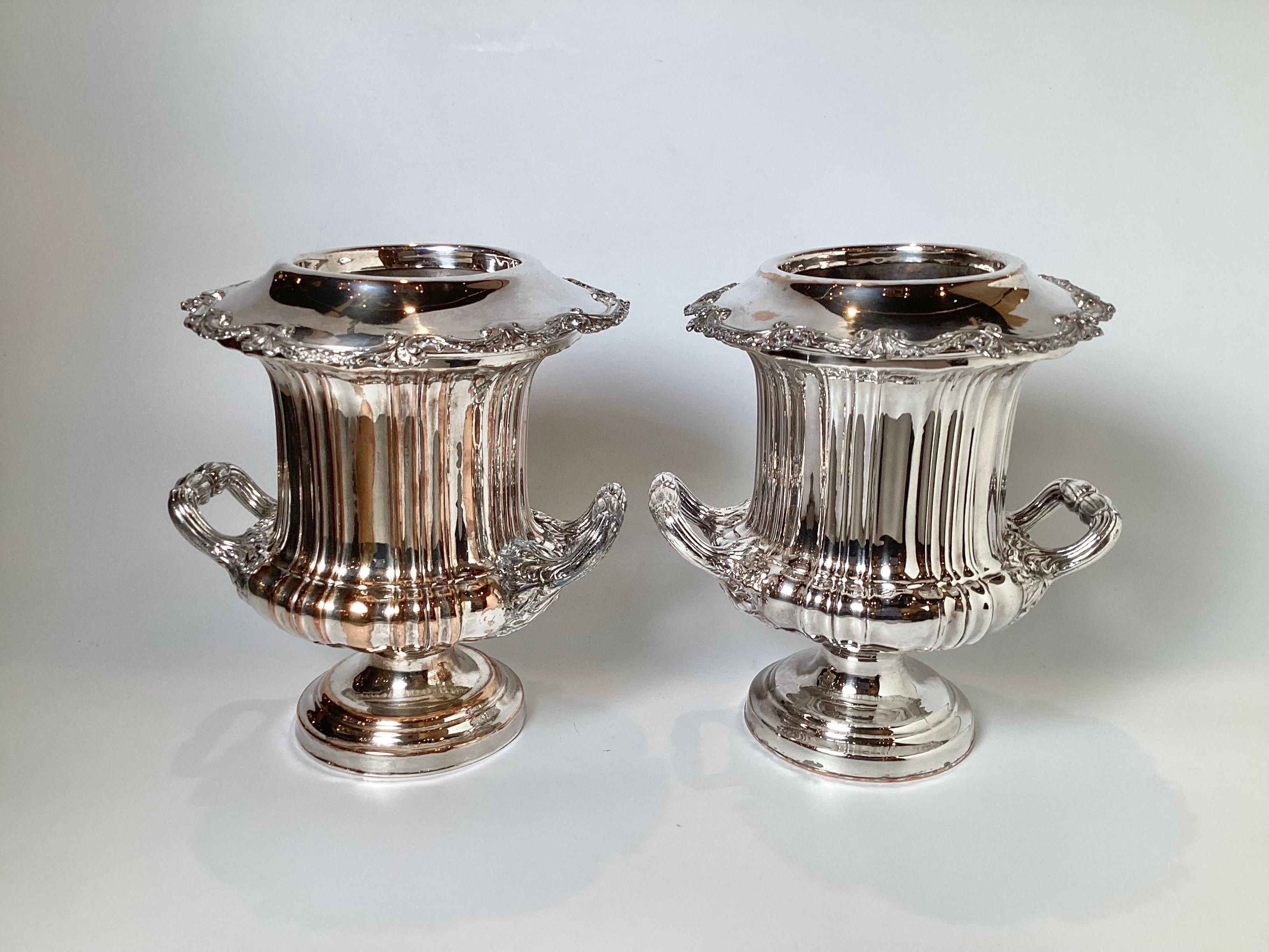 Ein Paar versilberte Campana-Urnen- Champaigne-Kühler aus Kupfer (19. Jahrhundert) im Angebot