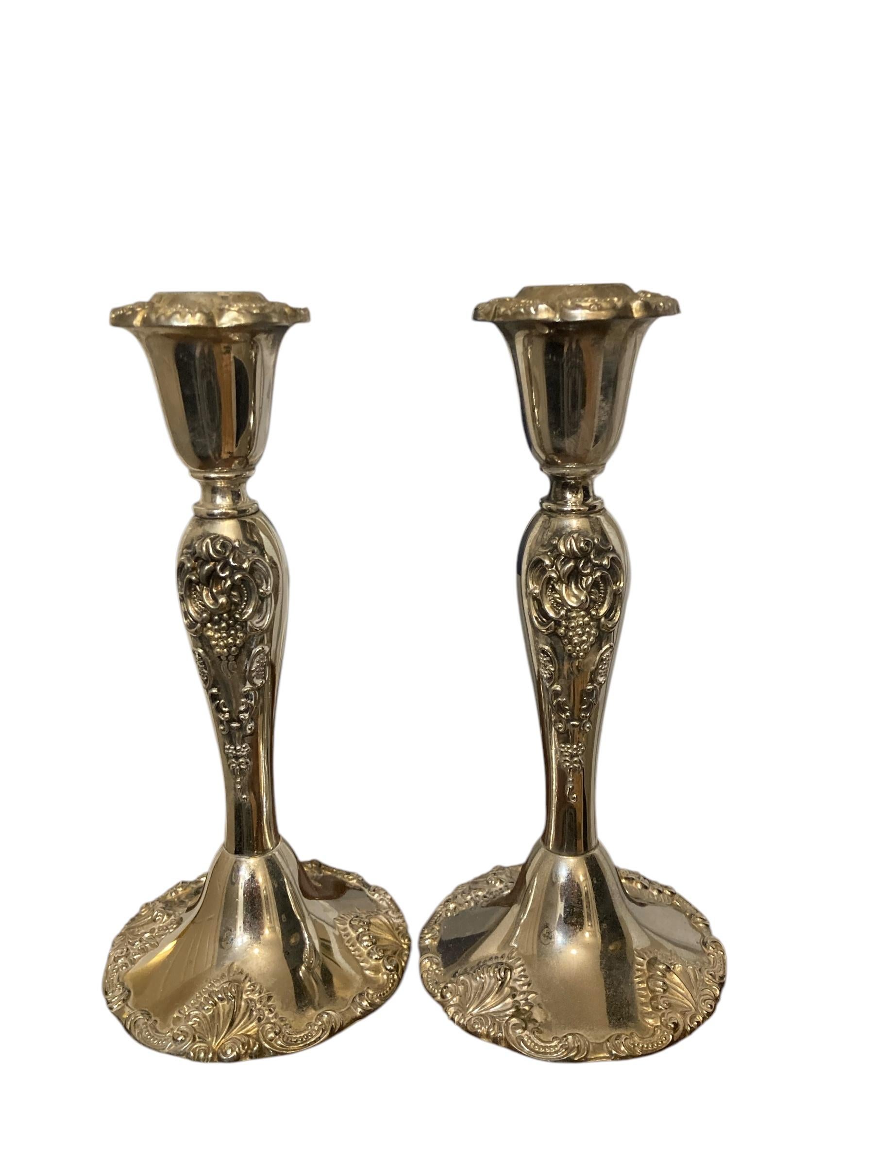 Una coppia di portacandele barocchi Godinger placcati in argento. Realizzati con precisione, questi candelieri non sono solo funzionali per illuminare il tuo spazio, ma anche splendidi accenti decorativi che valorizzano qualsiasi ambiente. La loro