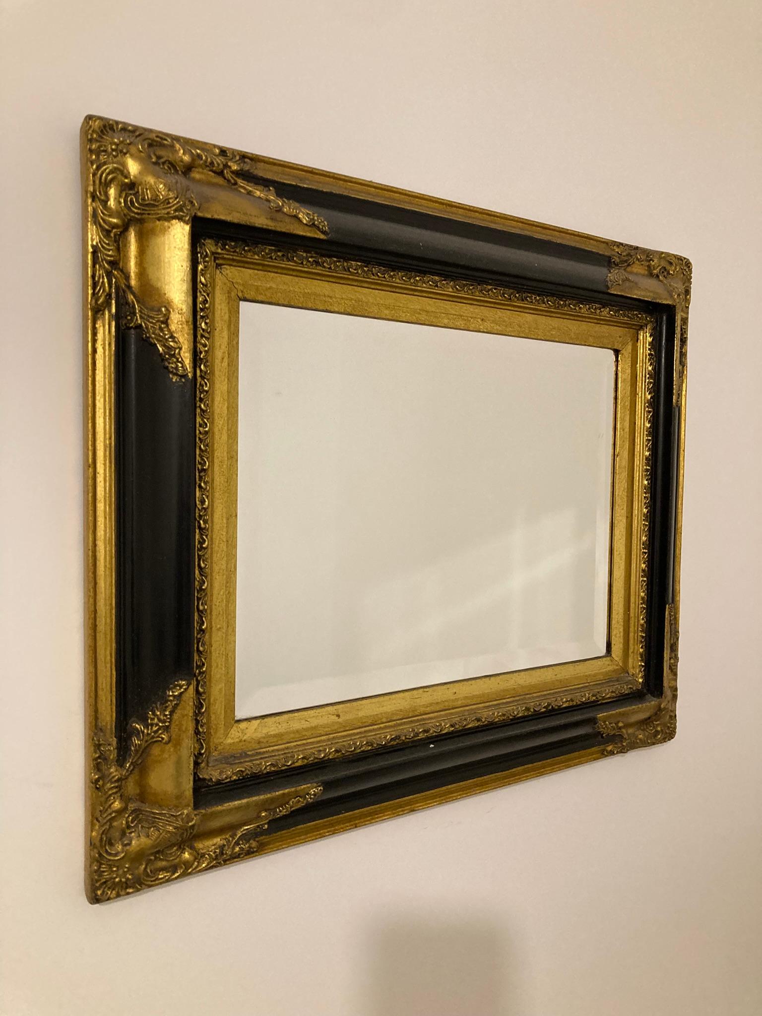 Wandspiegel im Barockstil in Schwarz und Gold. Dieser exquisite, goldgerahmte Spiegel ist ein atemberaubender Blickfang für jeden Raum und wertet die Einrichtung durch sein luxuriöses Design auf. Der verschnörkelte, mit viel Liebe zum Detail