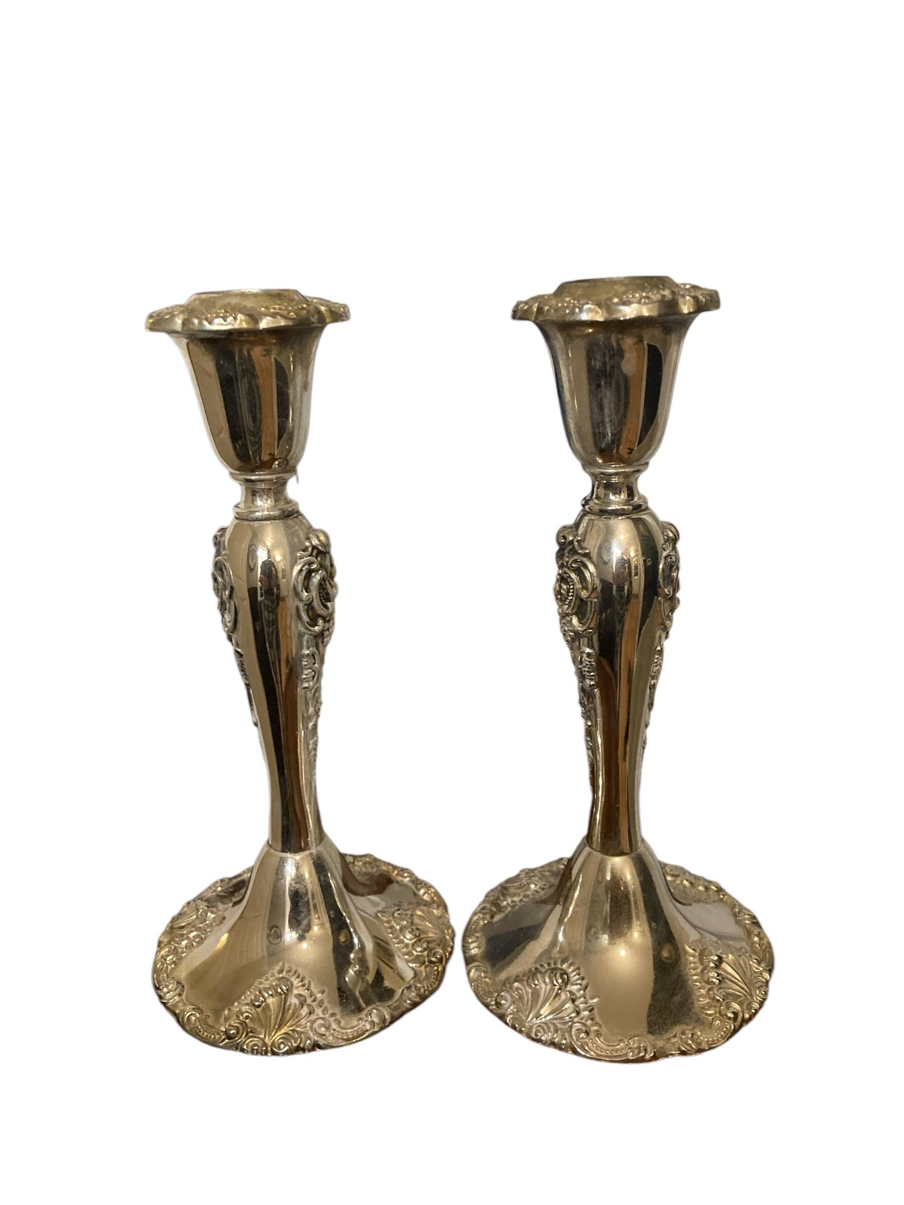 Barocco Una coppia di portacandele barocchi Godinger placcati in argento in vendita