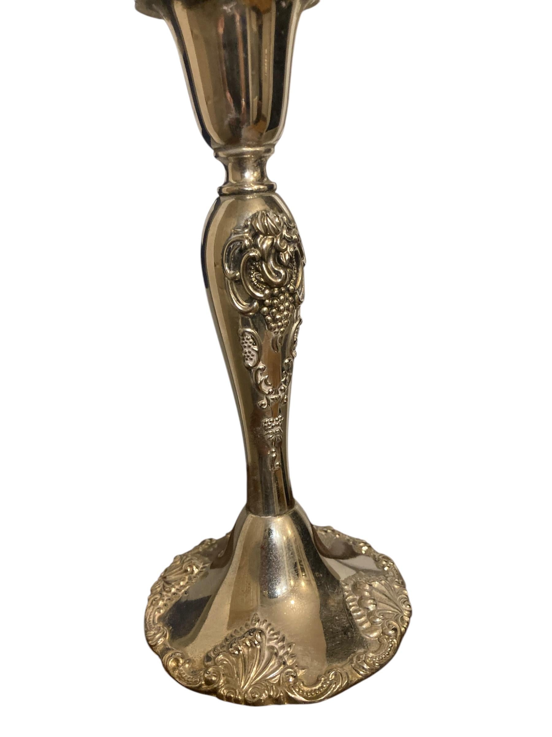 Europeo Una coppia di portacandele barocchi Godinger placcati in argento in vendita