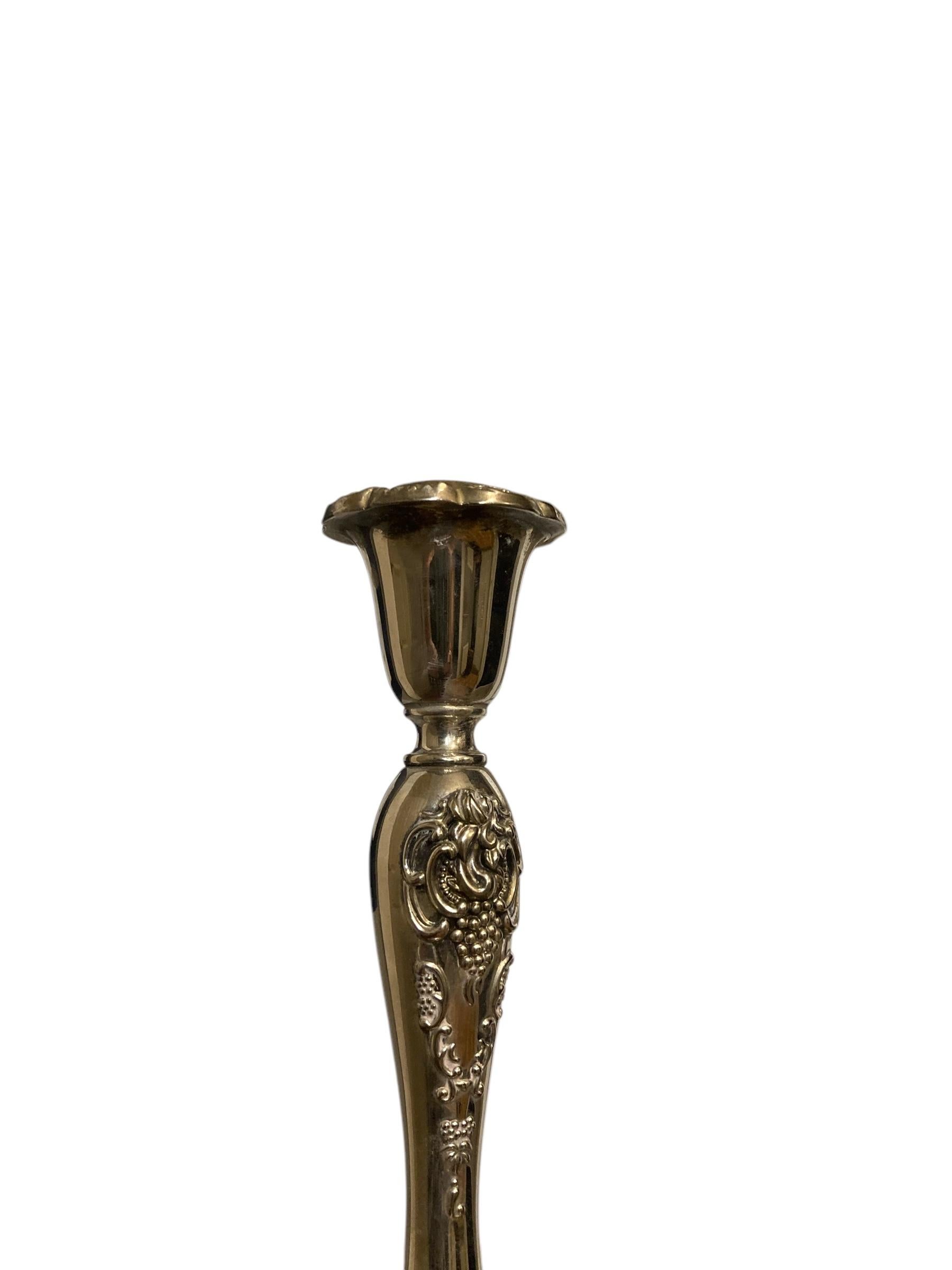 XX secolo Una coppia di portacandele barocchi Godinger placcati in argento in vendita
