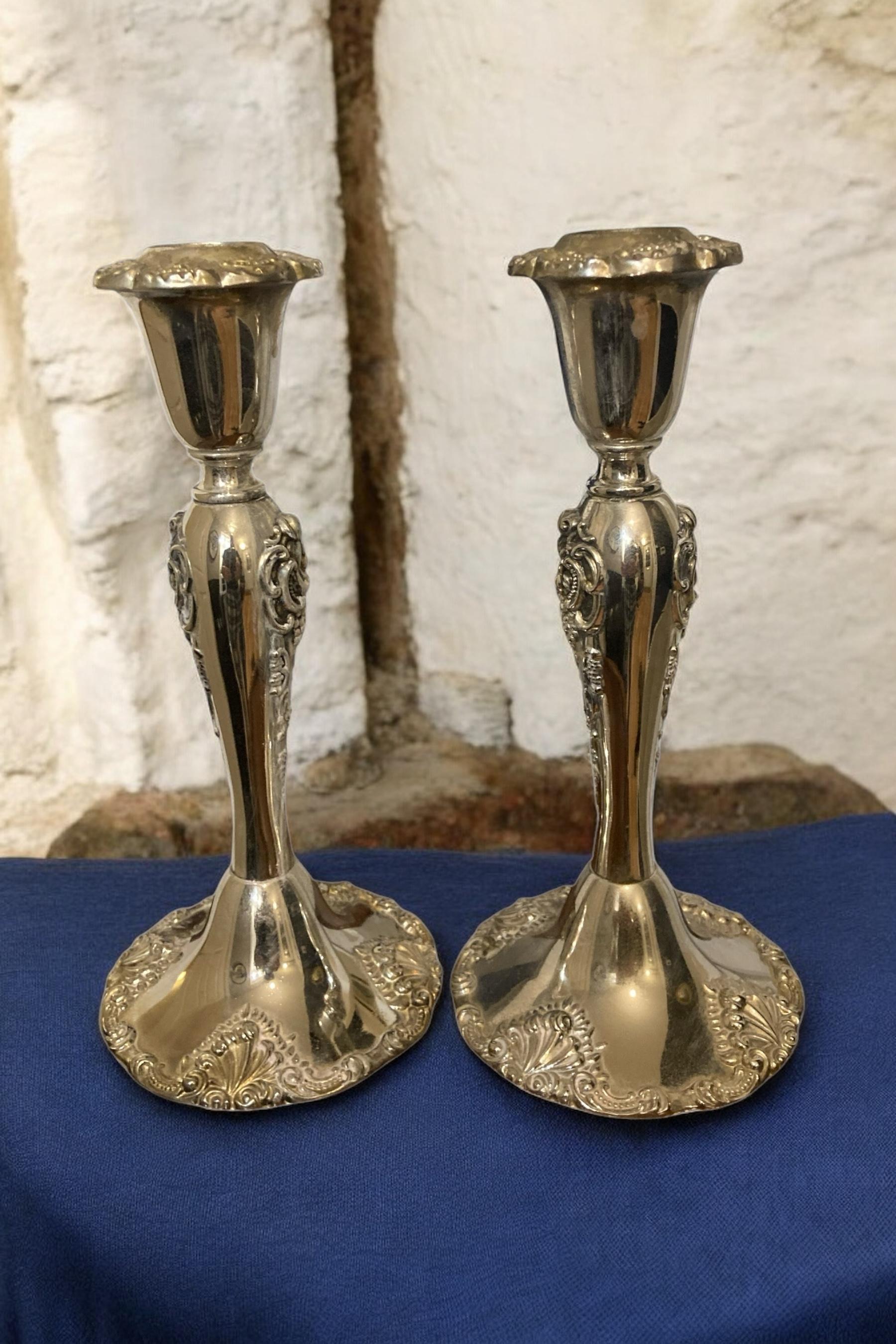 Placcato argento Una coppia di portacandele barocchi Godinger placcati in argento in vendita