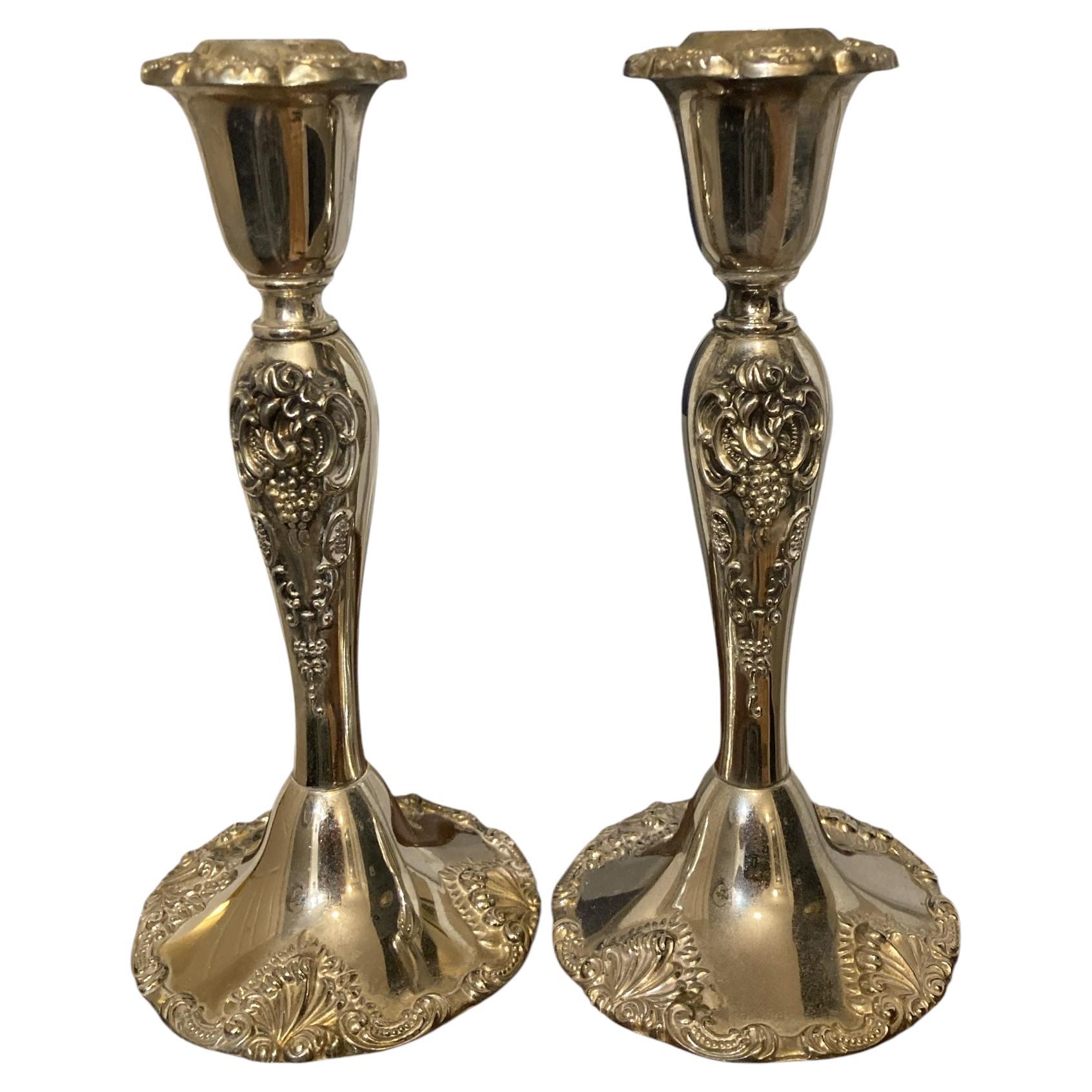 Un par de candelabros Godinger de estilo barroco bañados en plata