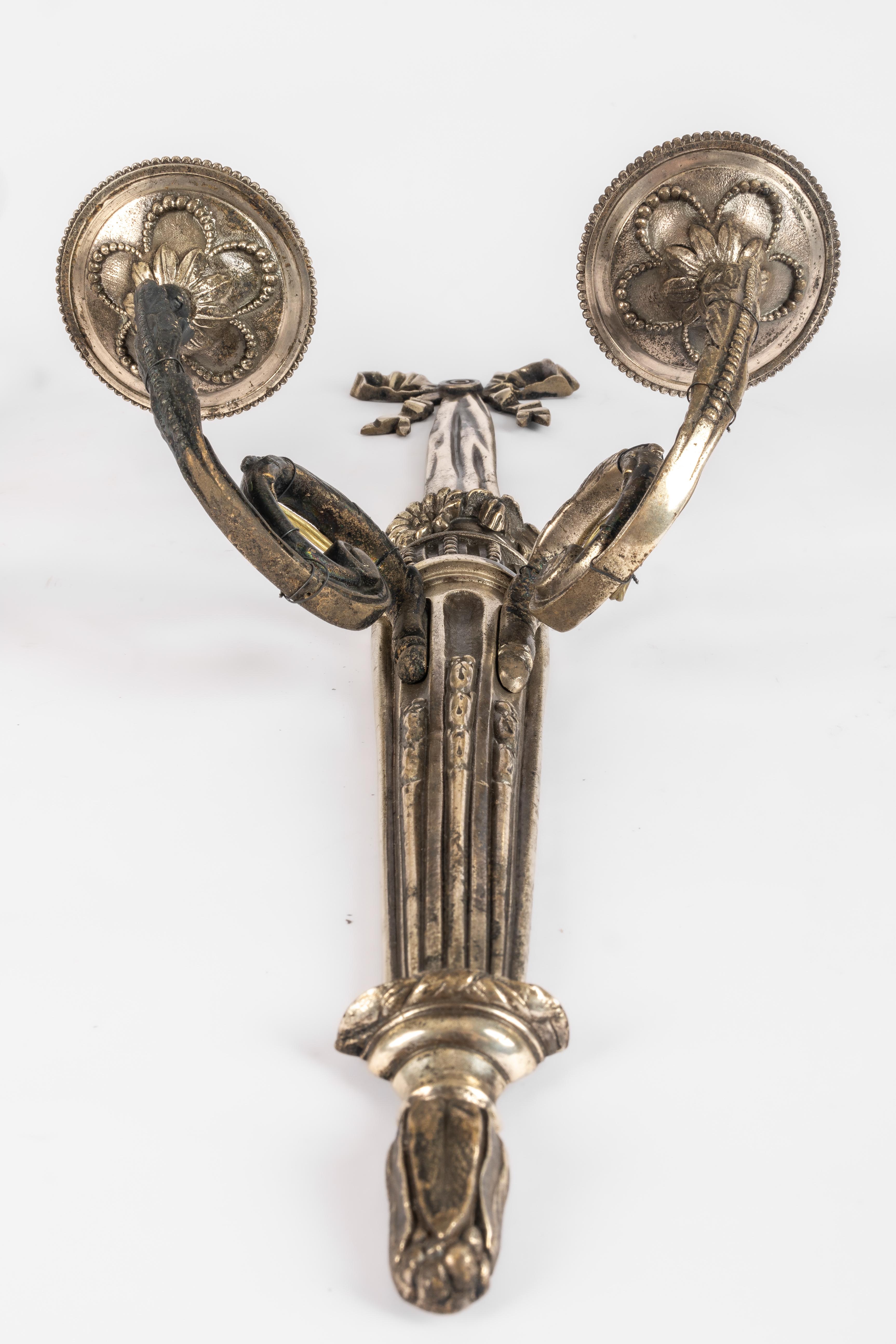 Coppia di appliques Luigi XVI placcate argento in vendita 5