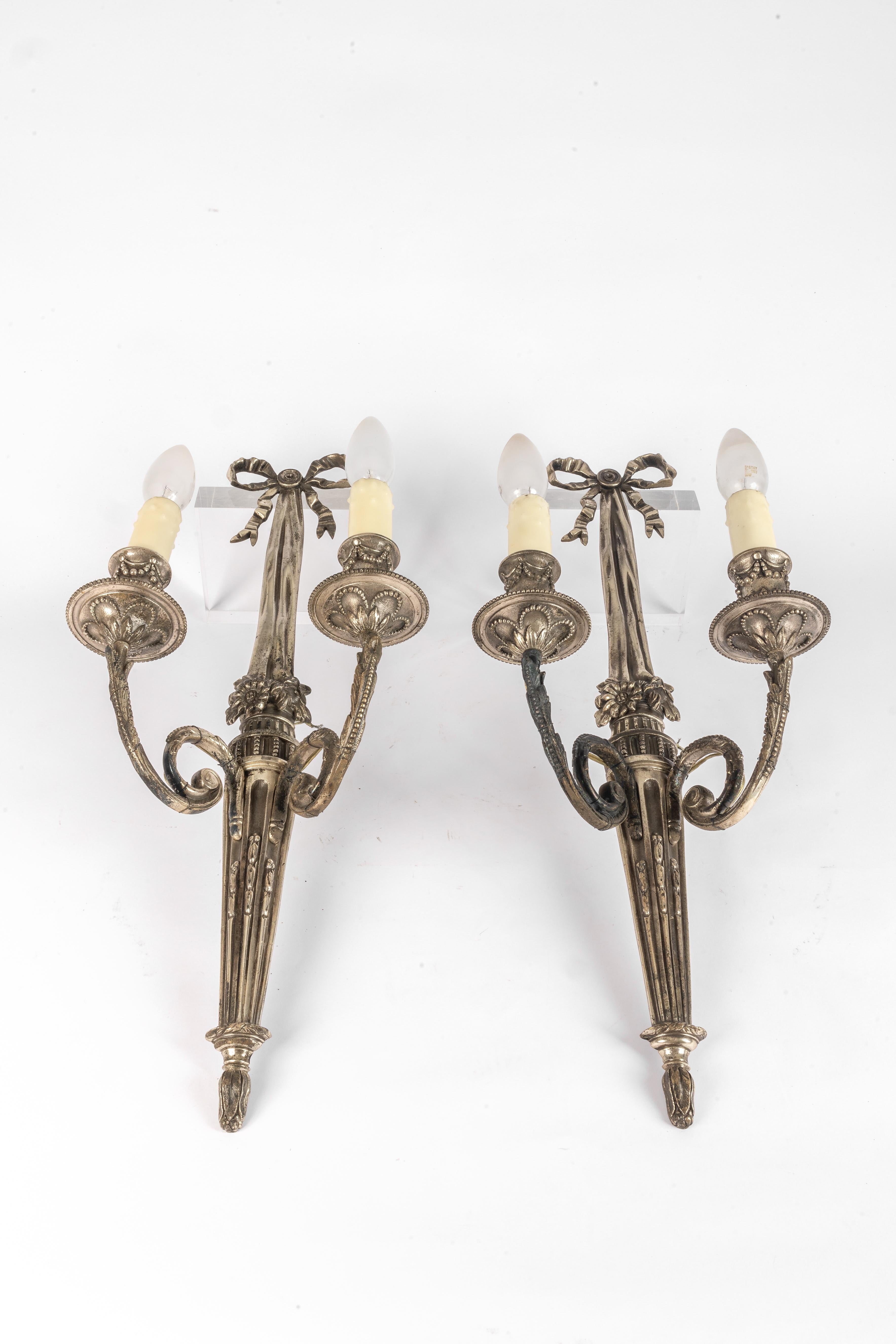 Coppia di appliques Luigi XVI placcate argento in vendita 6