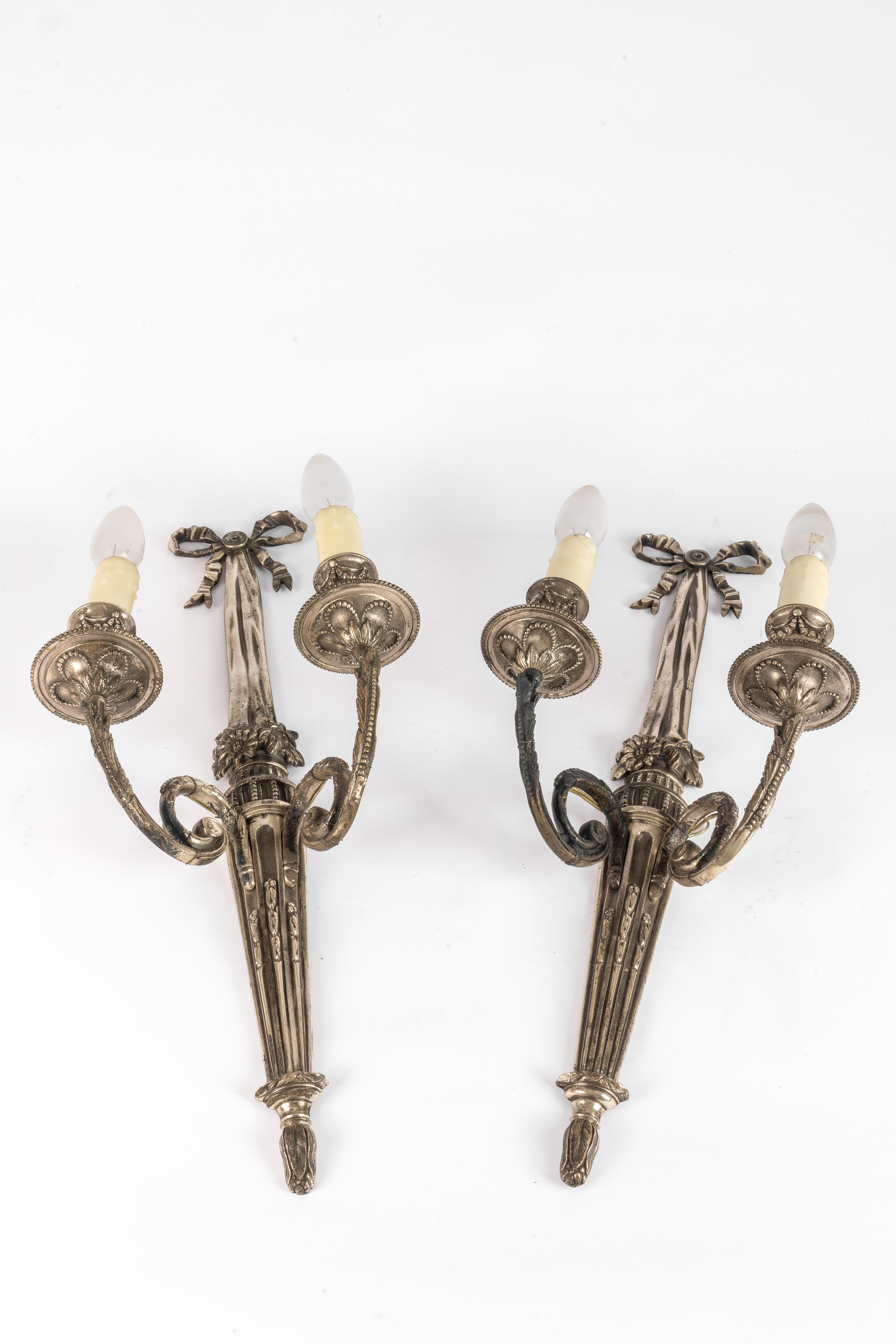 Una bella coppia di applique placcate in argento

Ottone e argento placcato

Stile Luigi XVI

Dettagli raffinati, patina originale

Il cablaggio è a posto: pronto per l'uso

Periodo: 1960
Paese di origine: Francia

1,8 kg ciascuno
54 cm di altezza
