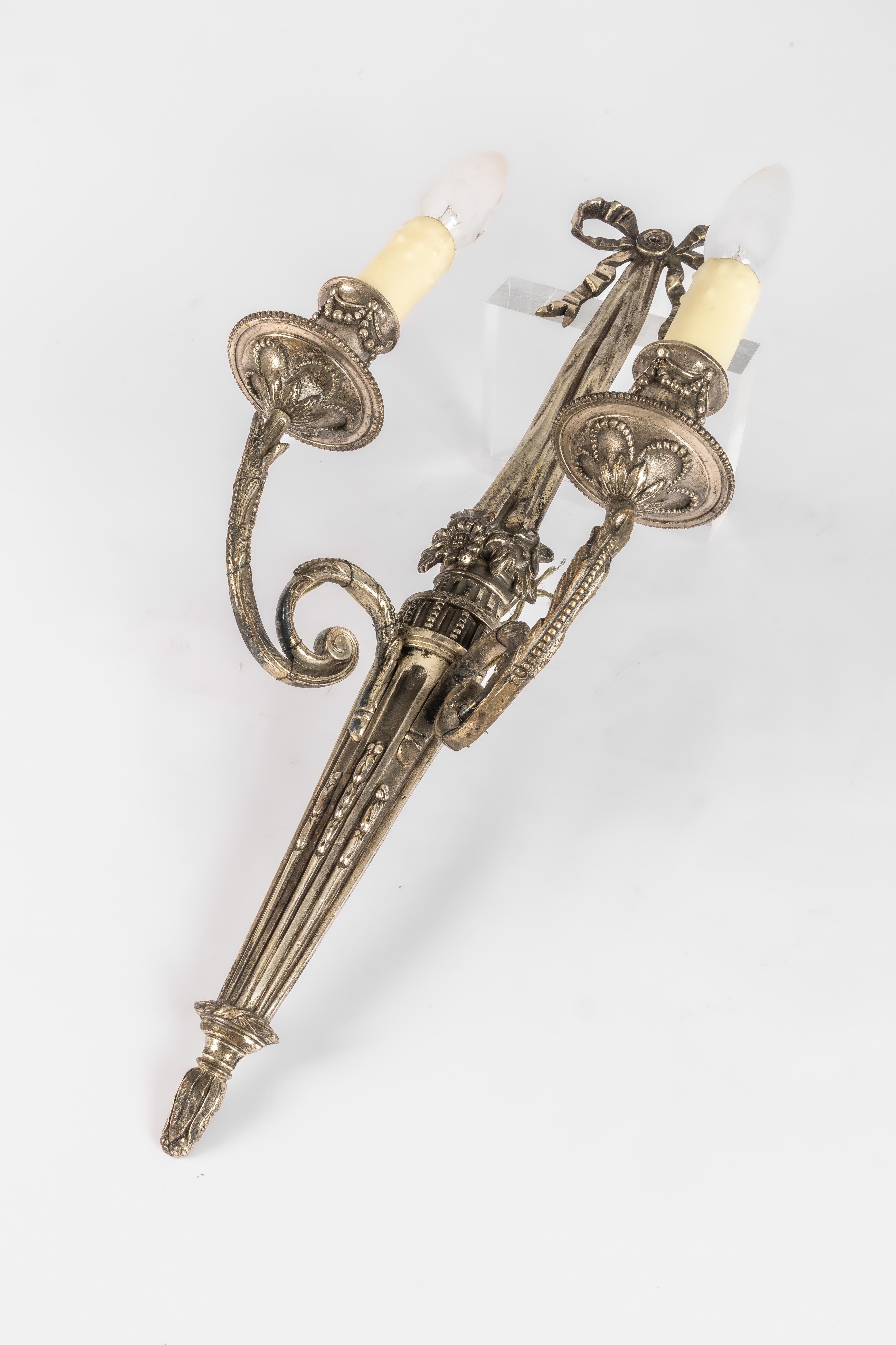 XX secolo Coppia di appliques Luigi XVI placcate argento in vendita