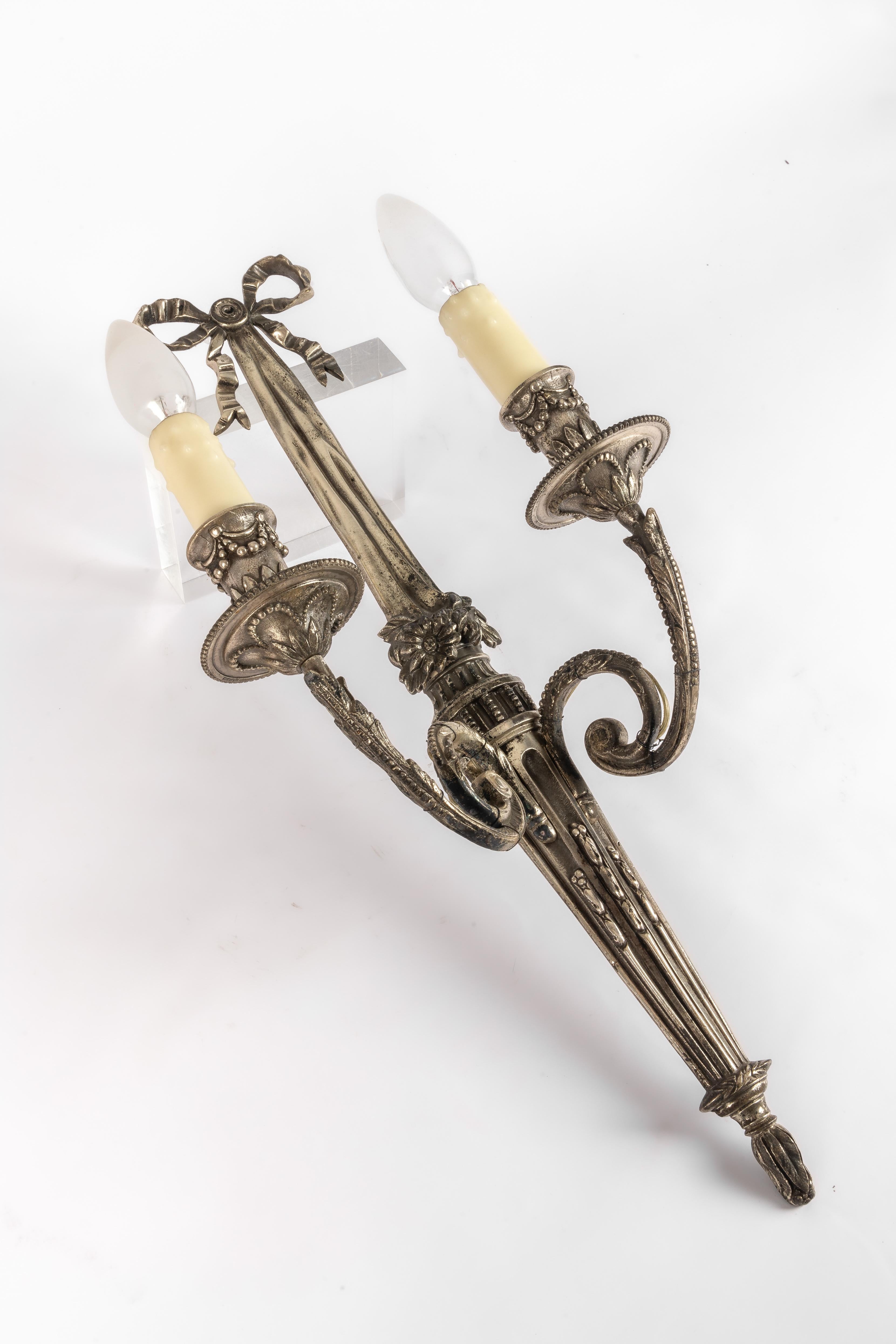 Ottone Coppia di appliques Luigi XVI placcate argento in vendita