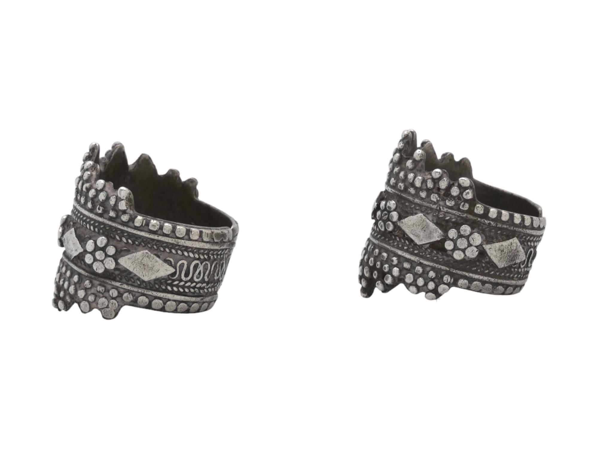 Ces étonnantes bagues en argent du Yémen, fabriquées vers 1900, offrent un aperçu vivant des traditions de joaillerie quotidienne des femmes yéménites à la fin du XIXe siècle et au début du XXe siècle. Modestes par leur raffinement mais riches en
