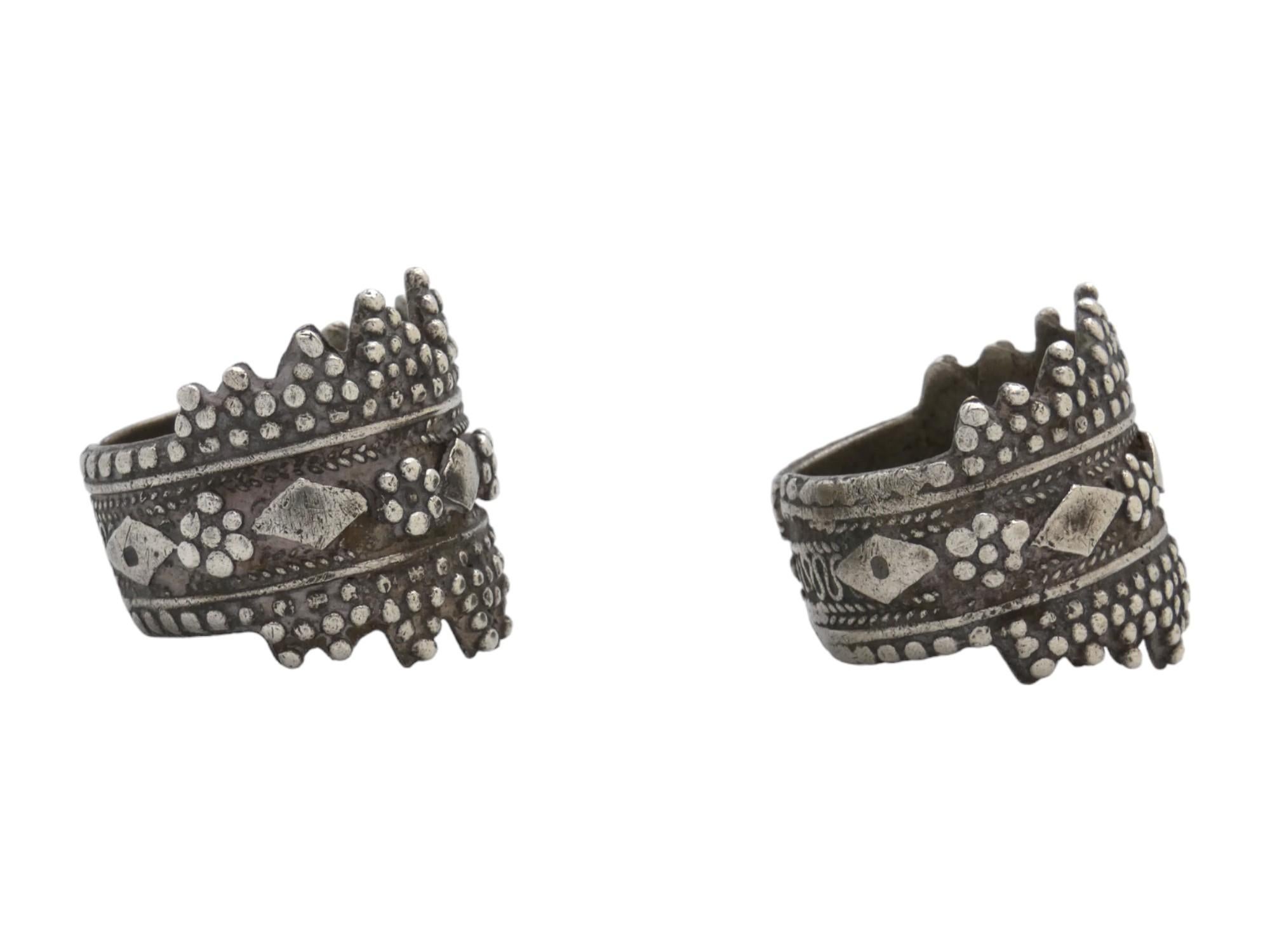 Yéménite Paire de bagues en argent pour femmes, Yémen Circa 1900 en vente