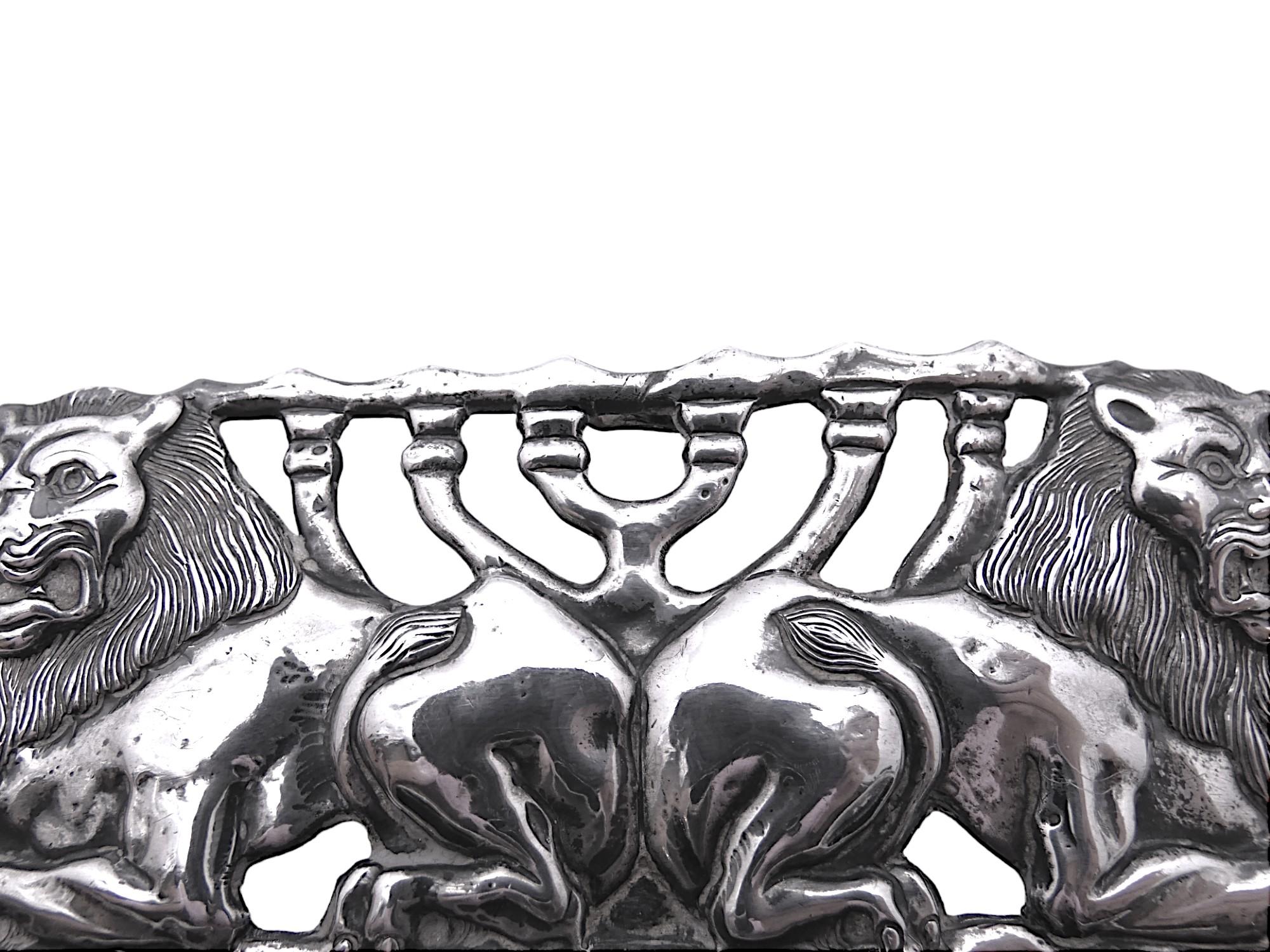 Argento Una coppia di lampade da Shabbat in argento di Bezalel, Israel XX secolo in vendita