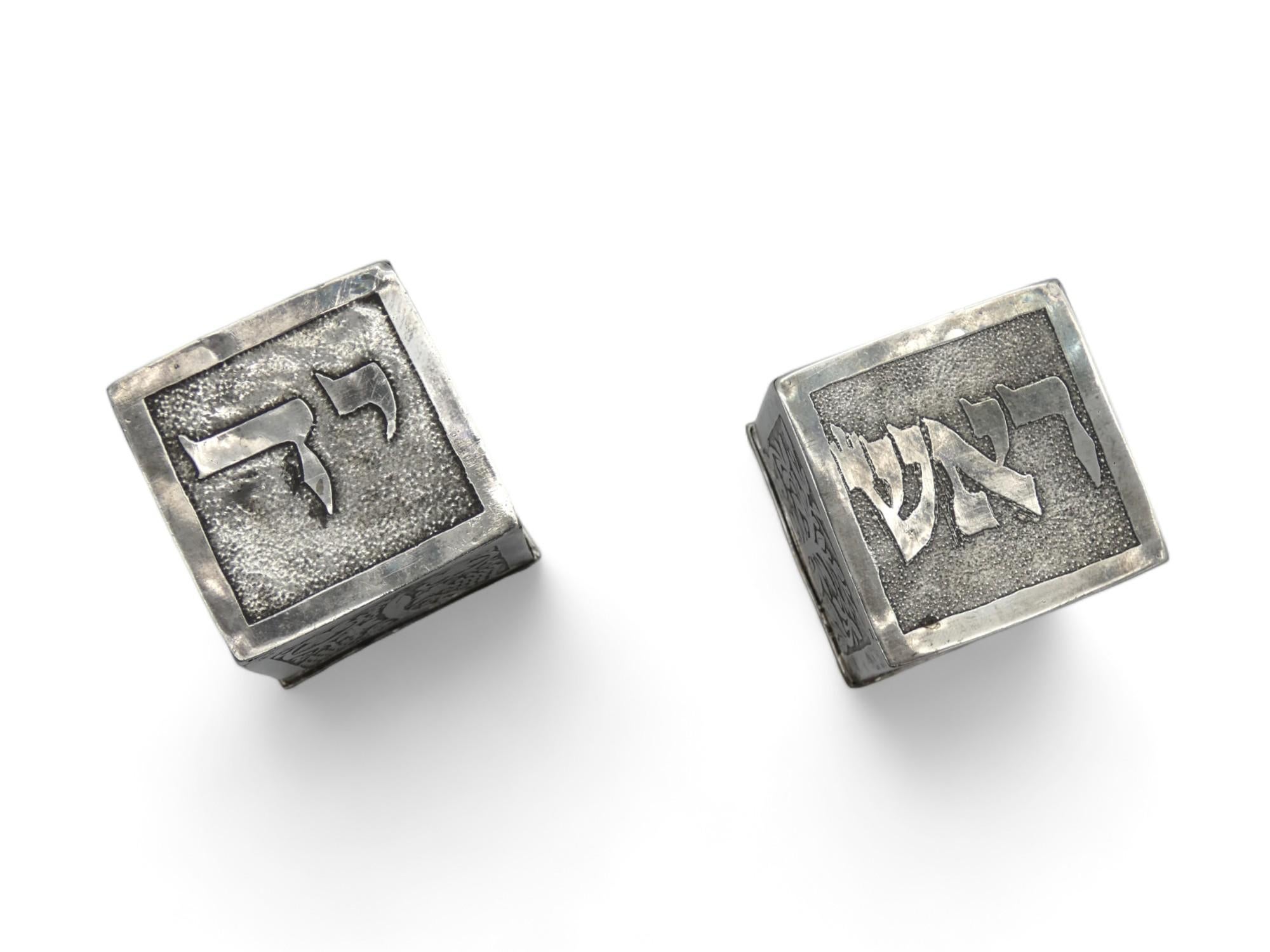 Coppia di copri tefillin in argento di Bezalel, Gerusalemme, circa 1925 In condizioni buone in vendita a New York, NY