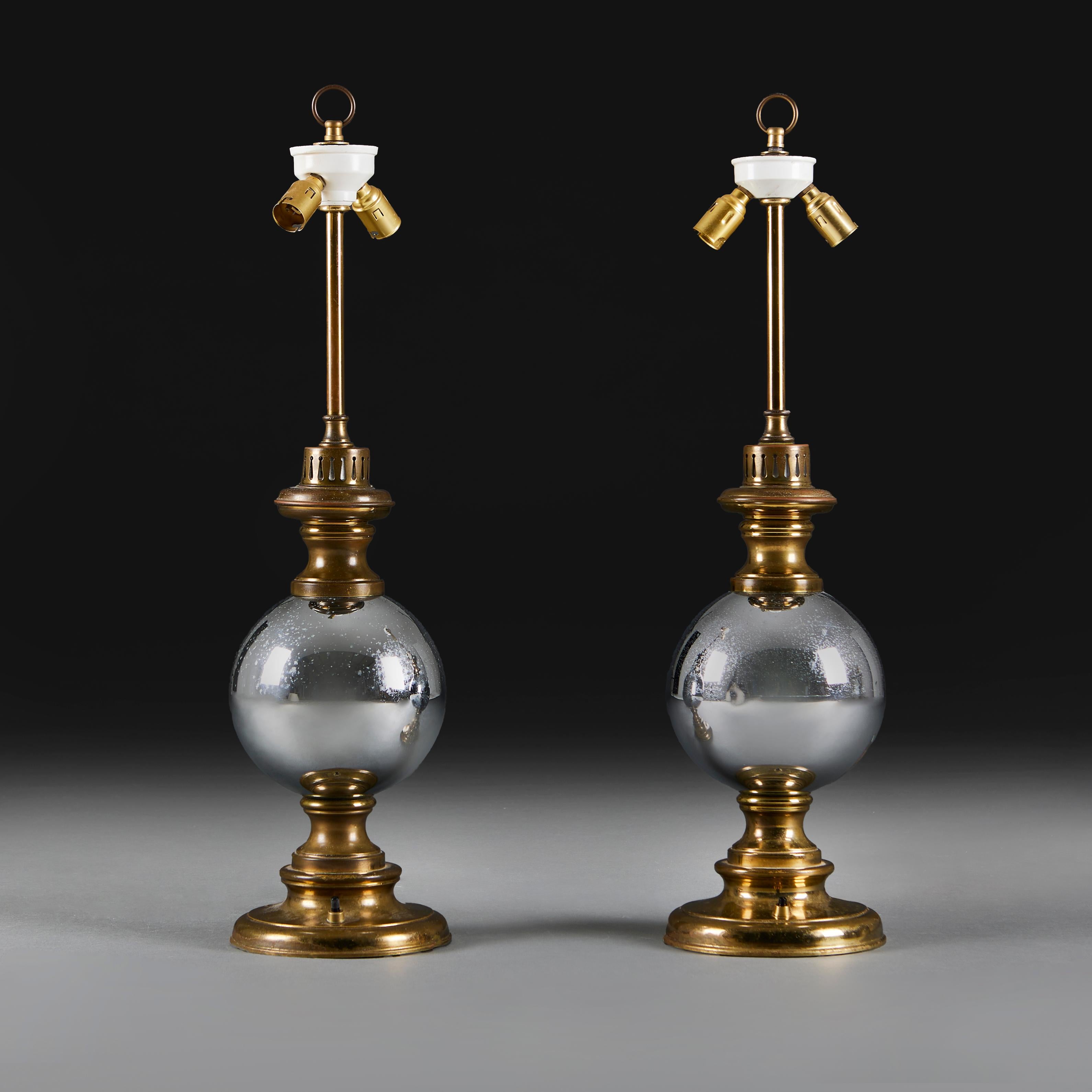 Une paire inhabituelle de lampes de table en laiton et boule d'argent à double gourde du début du 20e siècle, reposant sur des bases tournées.

Veuillez noter :

Abat-jour non inclus. Lampes photographiées avec un abat-jour Pembroke en carton crème