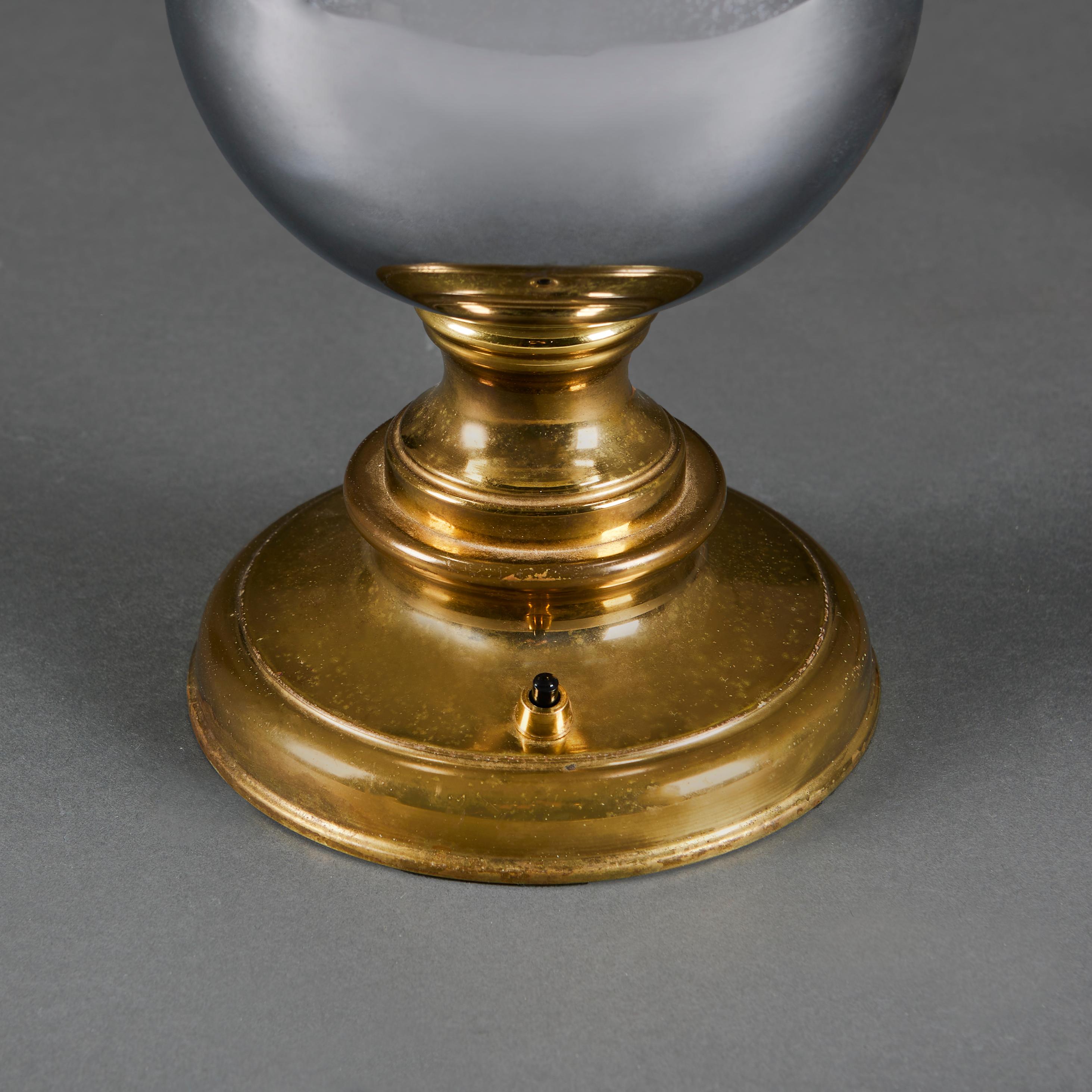 Français Paire de lampes de table en laiton et Ball and Ball Silver en vente