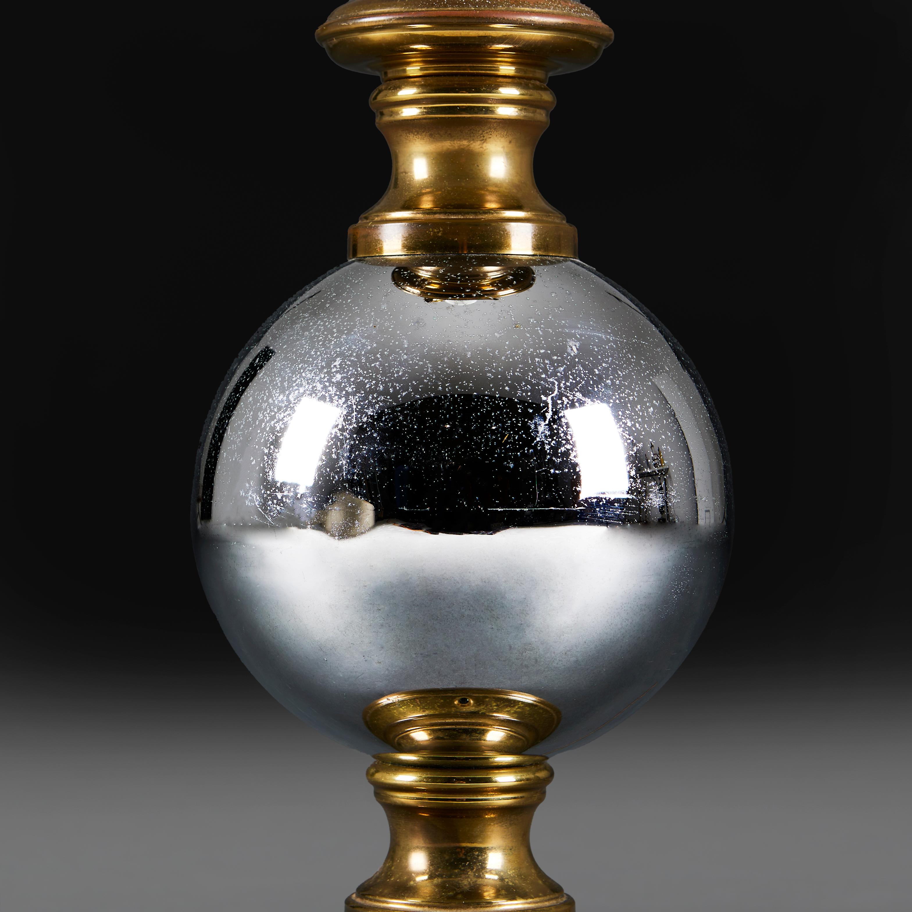 Argenté Paire de lampes de table en laiton et Ball and Ball Silver en vente
