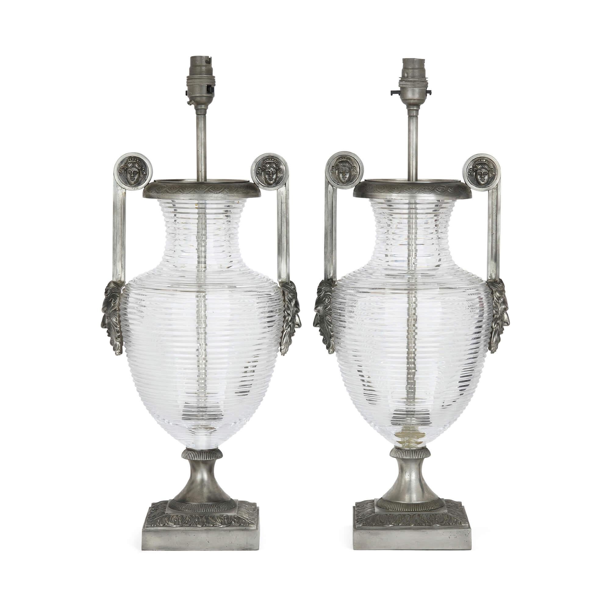 Américain Paire de pieds de lampe en forme d'urne en bronze argenté et verre taillé, style Empire français en vente