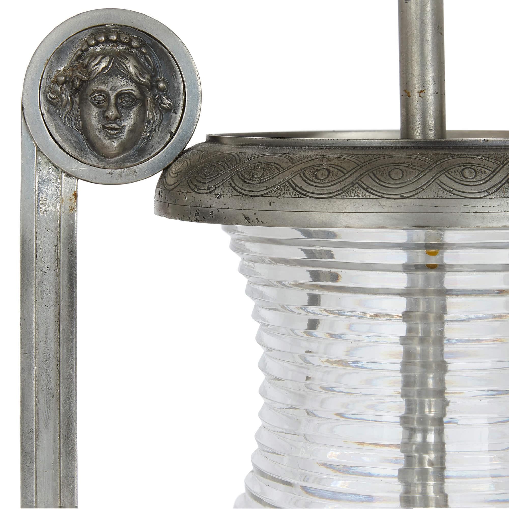 20ième siècle Paire de pieds de lampe en forme d'urne en bronze argenté et verre taillé, style Empire français en vente