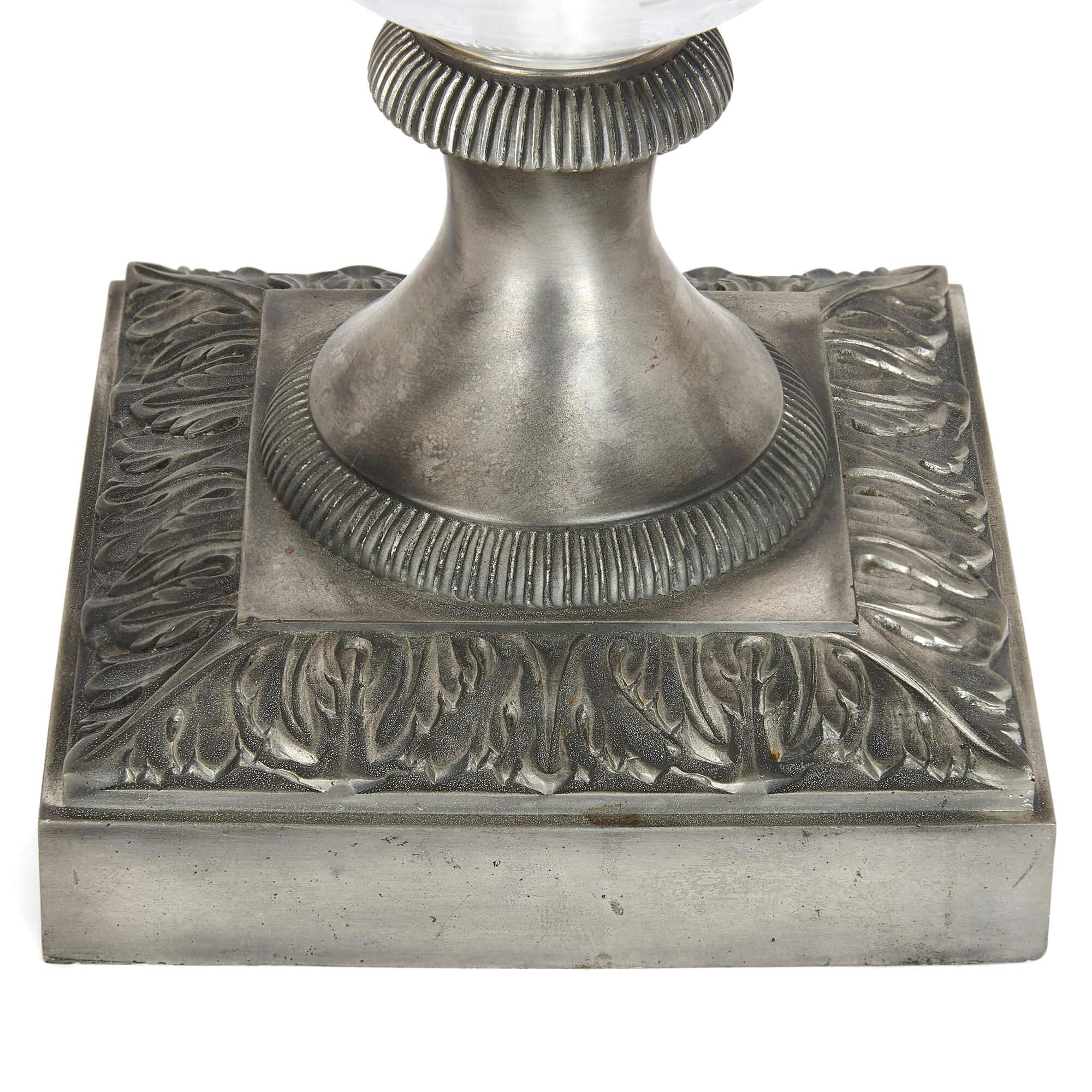 Plaqué argent Paire de pieds de lampe en forme d'urne en bronze argenté et verre taillé, style Empire français en vente