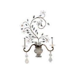 Paar versilberte Metall- und Bergkristall-Wandleuchter im Stil von Maison Bagues