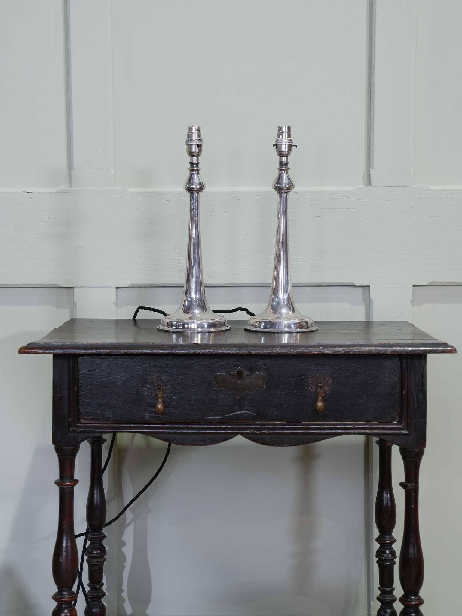 A pair of chic silvered table lights.

Wonderful quality, form and condition.

Supplied rewired with antique fabric covered cable and pat tested.