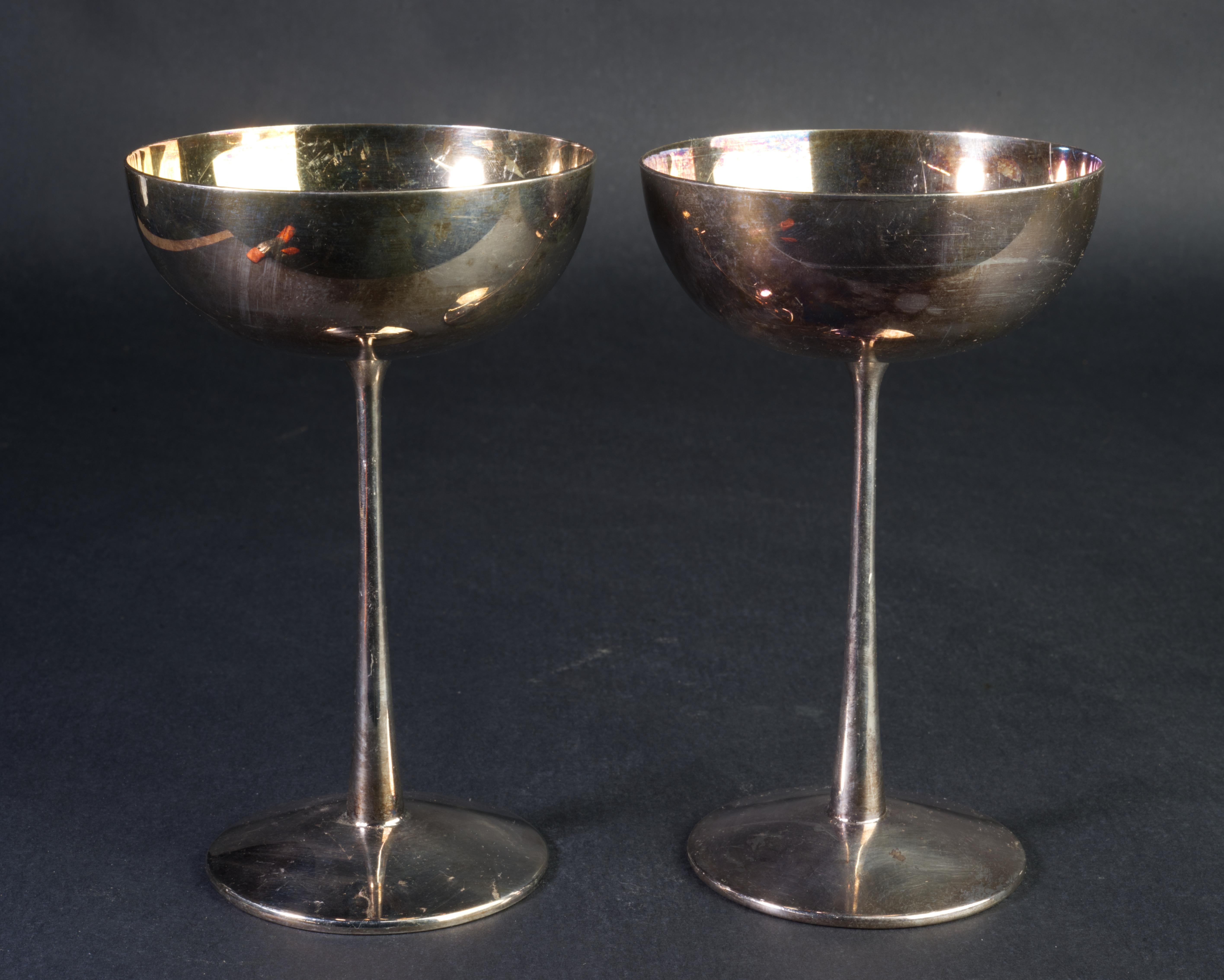  Una coppia di calici a coupe in silverplate è stata realizzata da F.B. Rogers Silver in stile Art Déco con linee pulite e minimali; i bicchieri sono firmati con 