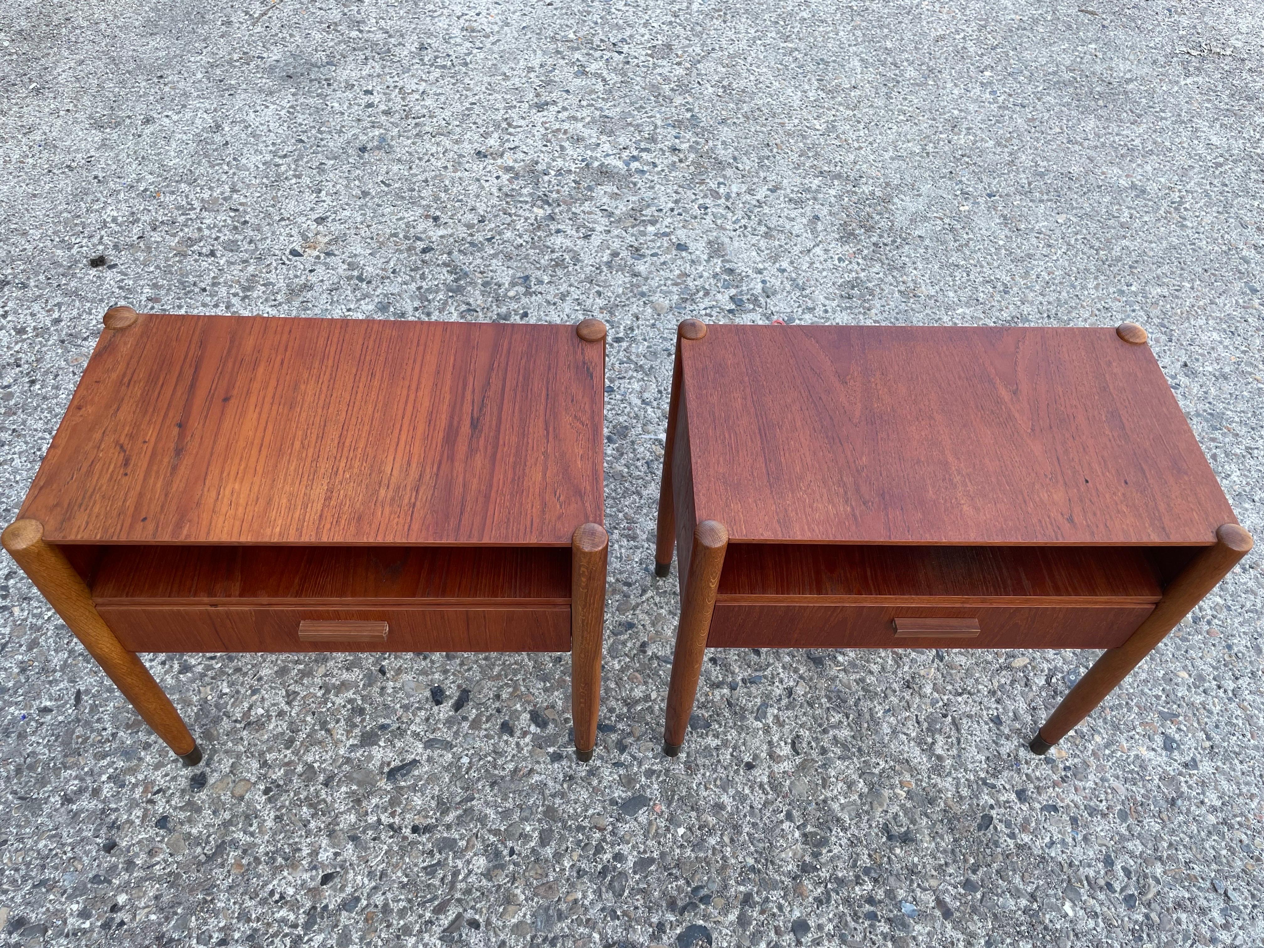 A pair of simple Danish Mid century nightstands in teak and oak from the 1960´s For Sale 4