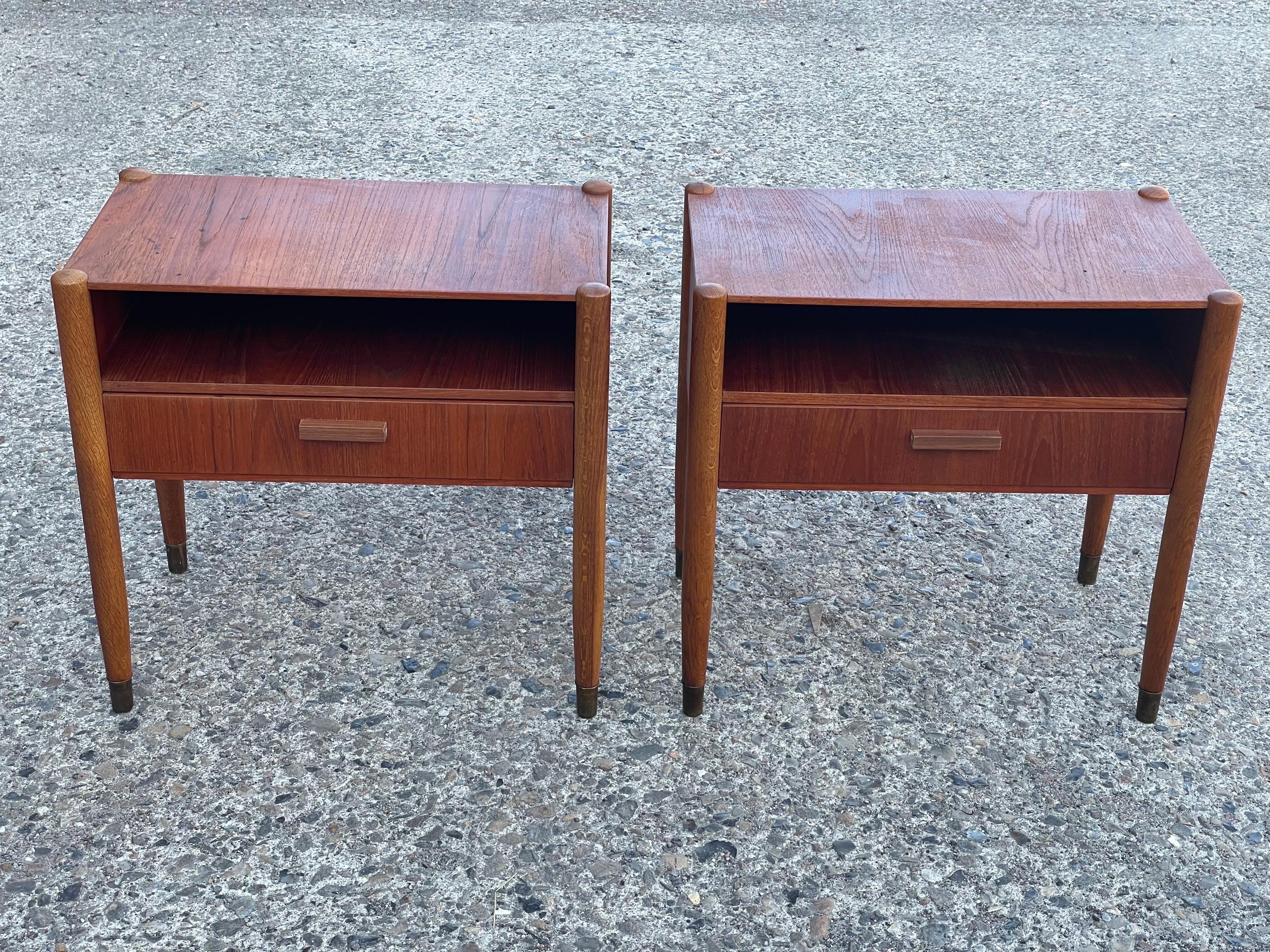 A pair of simple Danish Mid century nightstands in teak and oak from the 1960´s For Sale 6